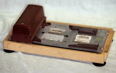 🎛️ 30 Days of Obsolete Machines &mdash; Day 7: The Credit Card Imprinter

The sound of capitalism grinding its molars.

The credit card imprinter was a sadistic little bastard dressed up as convenient payment technology.

Every counter had one, usua