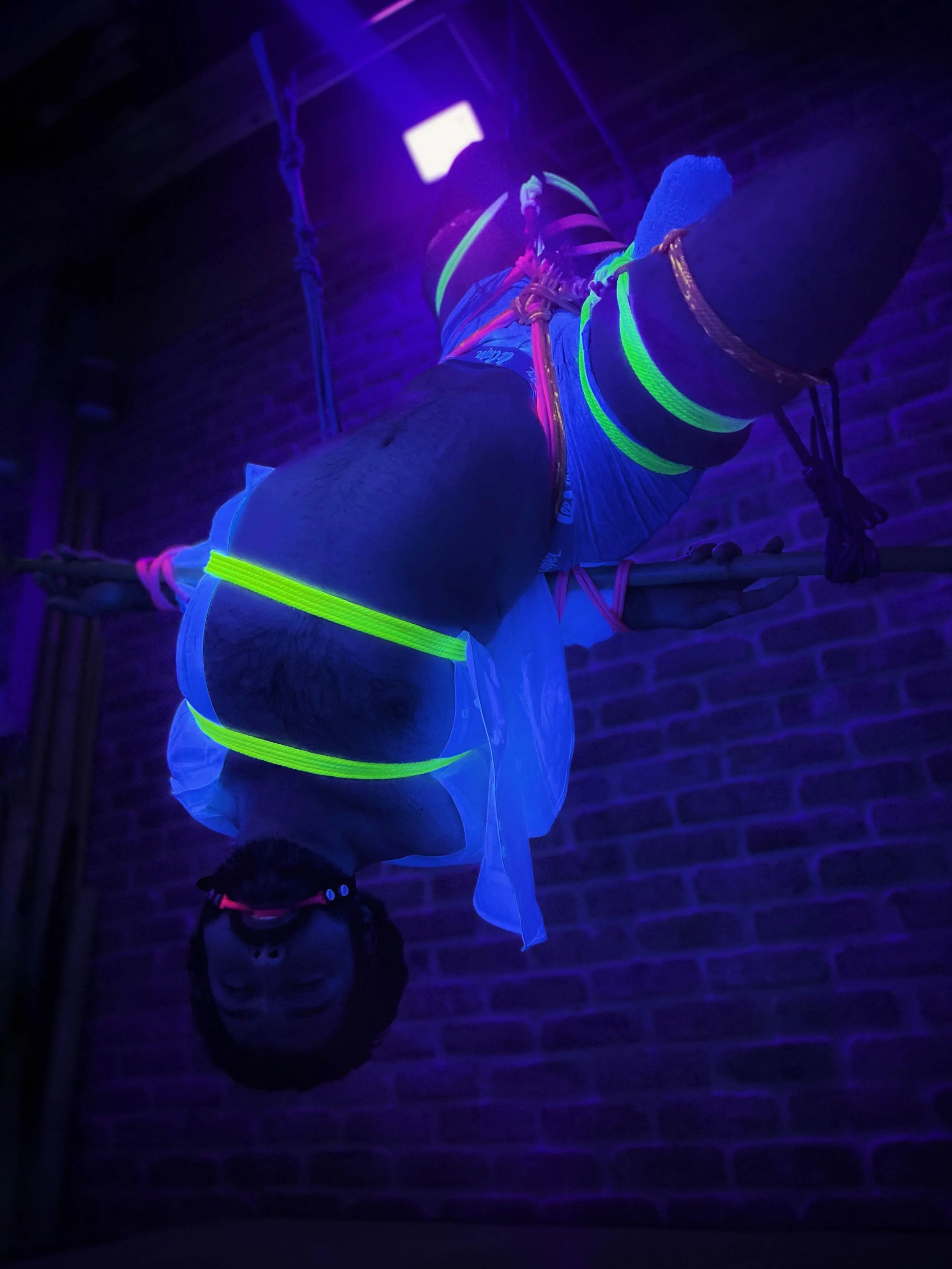 © Shibari Lounge / Saku Snaps – Neon Knots UV rope social. Kinbaku-inspired photography. Not for reproduction..jpg