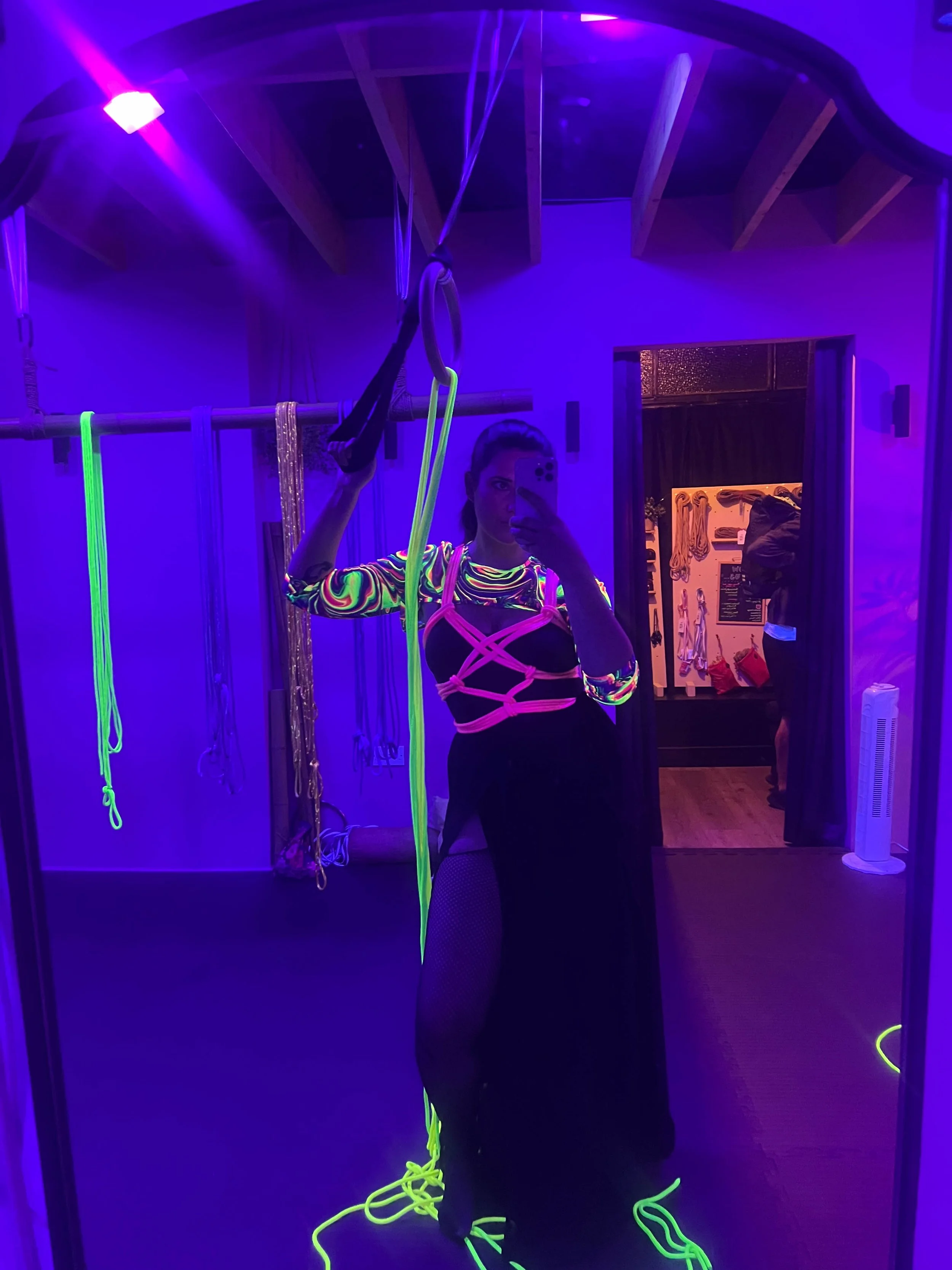 © Shibari Lounge / Saku Snaps – Neon Knots UV rope social. Kinbaku-inspired photography. Not for reproduction..jpg