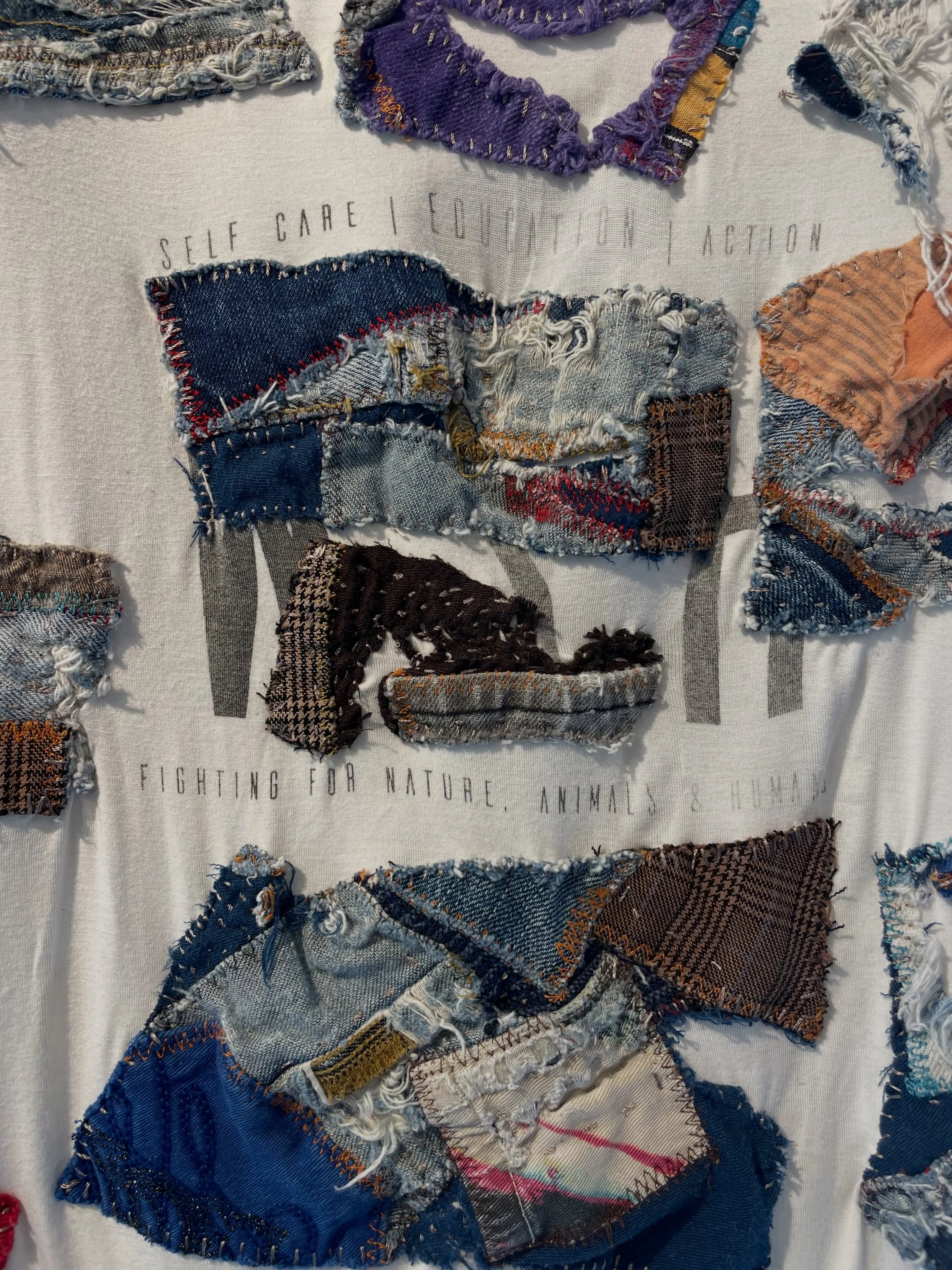 Decomp decor serie. T-skjorter med godt slitte jeans-rester som dekorative elementer. Tilgjengelig i butikken p&aring; Sagene n&aring;!