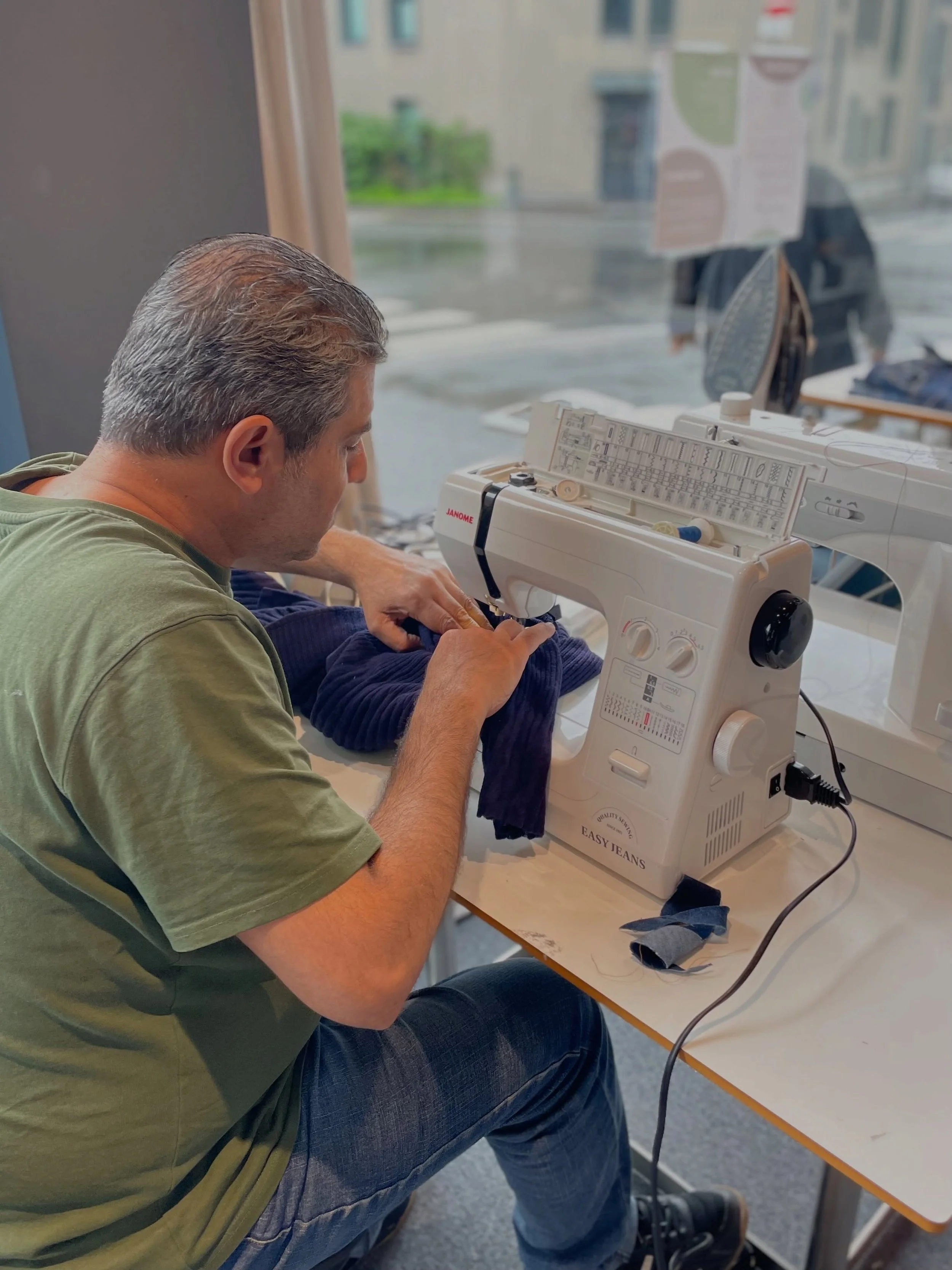 Vi gj&oslash;r reparasjons- og oms&oslash;msoppdrag. Kom innom Circular Maker Studio i Maridalsveien 154. 

Hver tirsdag jobber v&aring;r dyktige skredder Yousif, og han kan gj&oslash;re det meste av oms&oslash;m og reparasjon.