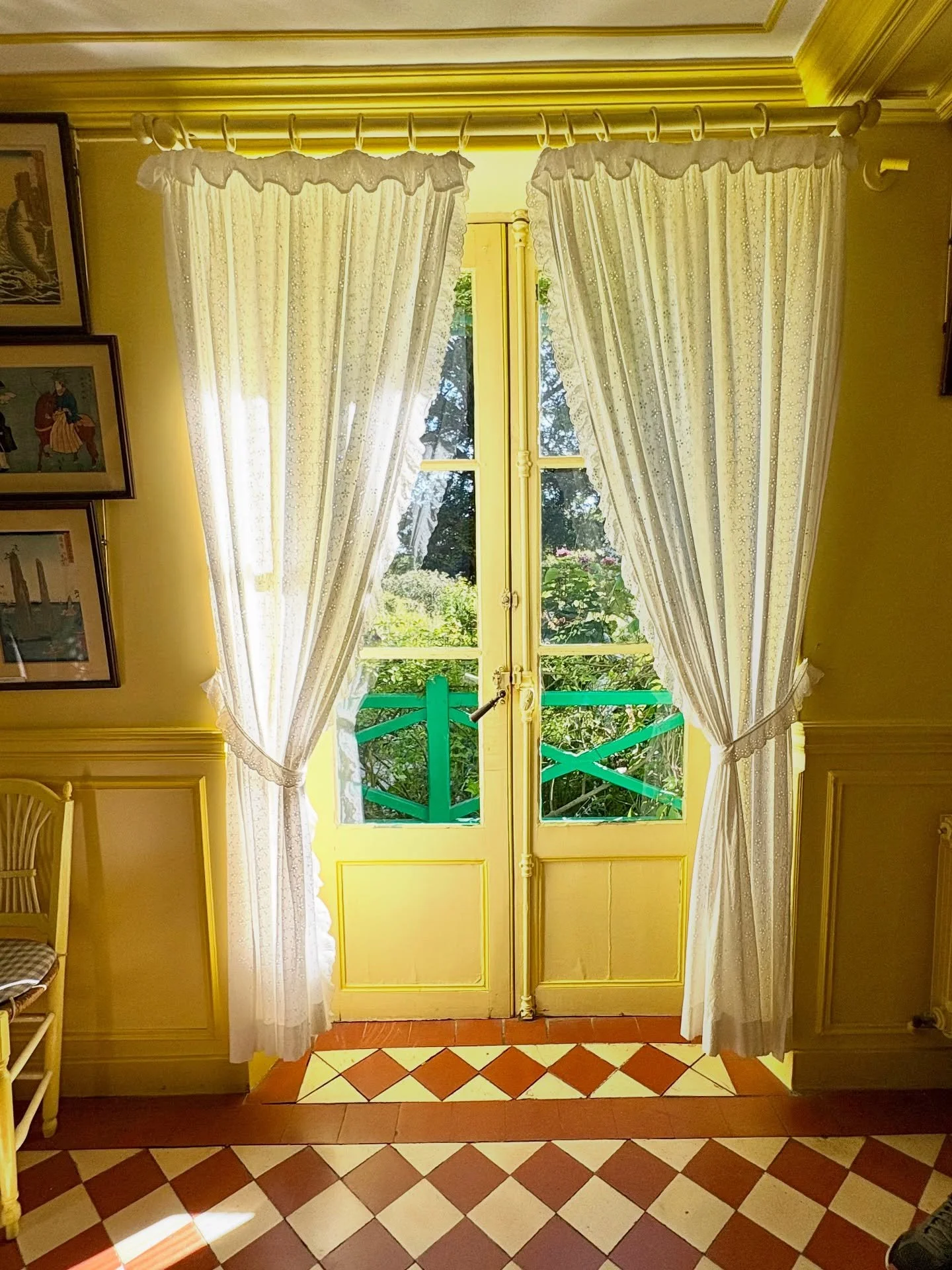 Visitar la casa de Monet en Giverny es como habitar en uno de sus cuadros.
La luz lo envuelve todo, cambia a cada momento y hace que las flores, los nen&uacute;fares y los estanques se conviertan en obras de arte cada vez que los miras. 
En su casa, 