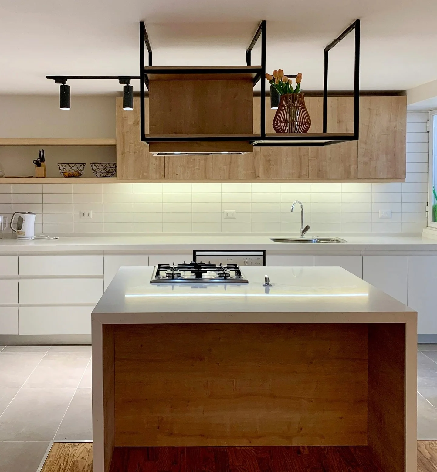 Me gusta cuando la cocina se convierte en el coraz&oacute;n de la casa: luz, texturas nobles y un dise&ntilde;o que invita a quedarse. 

Este es un proyecto m&iacute;o, donde desarroll&eacute; tanto el dise&ntilde;o como la obra de remodelaci&oacute;