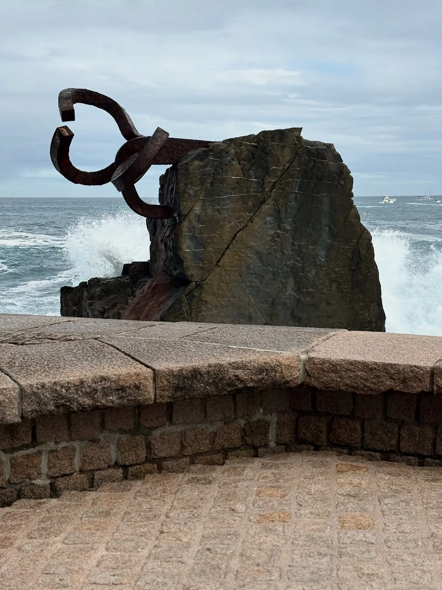 El material, la composici&oacute;n y la forma se entremezclan con el Mar que golpea en un soplo perfecto. Arte que inspira y emociona. 

El peine del viento de Chillida, es un recordatorio de seguir siempre en la b&uacute;squeda del equilibrio y el d