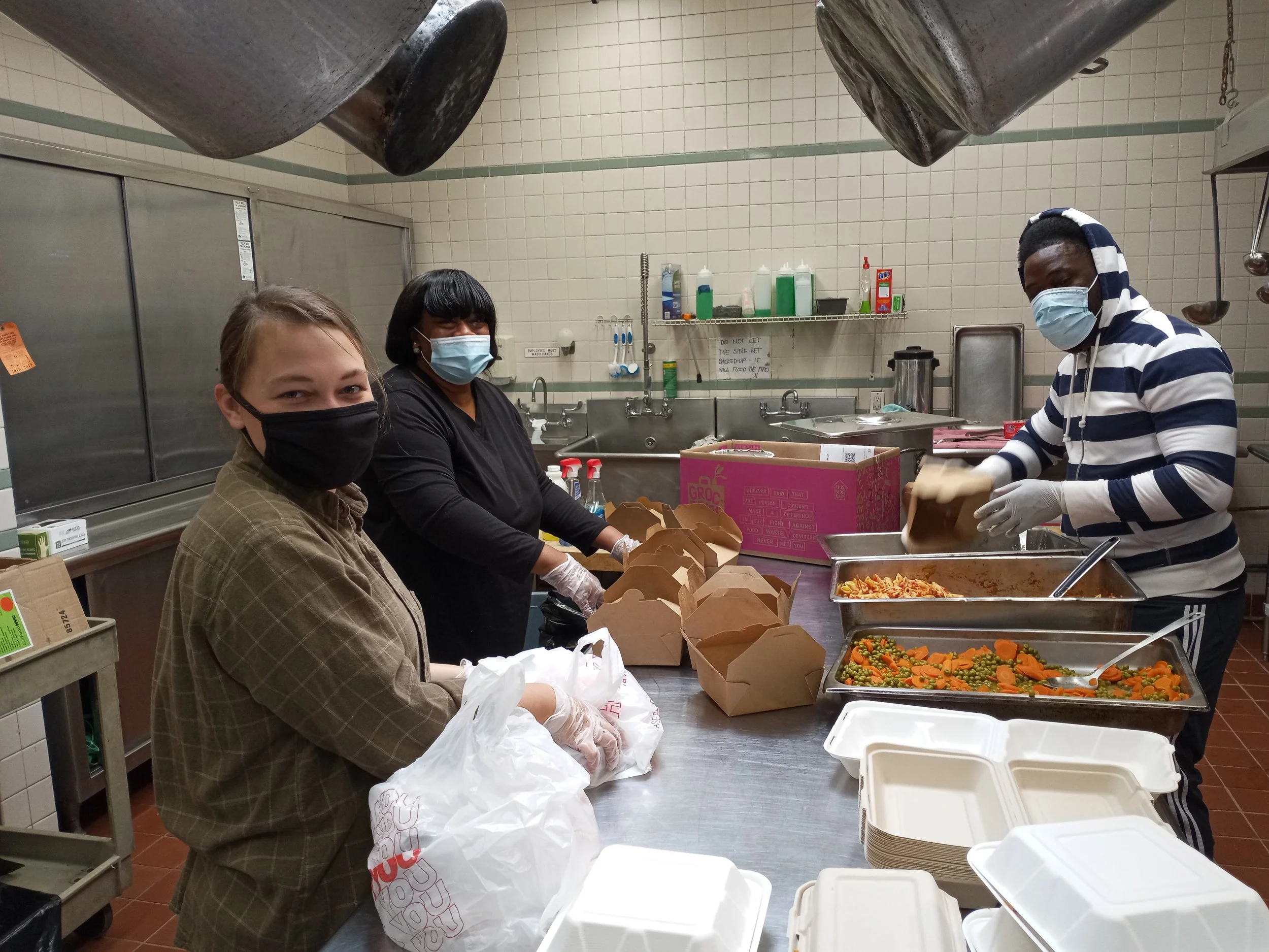 Volunteers-in-the-kitchen-1.jpg