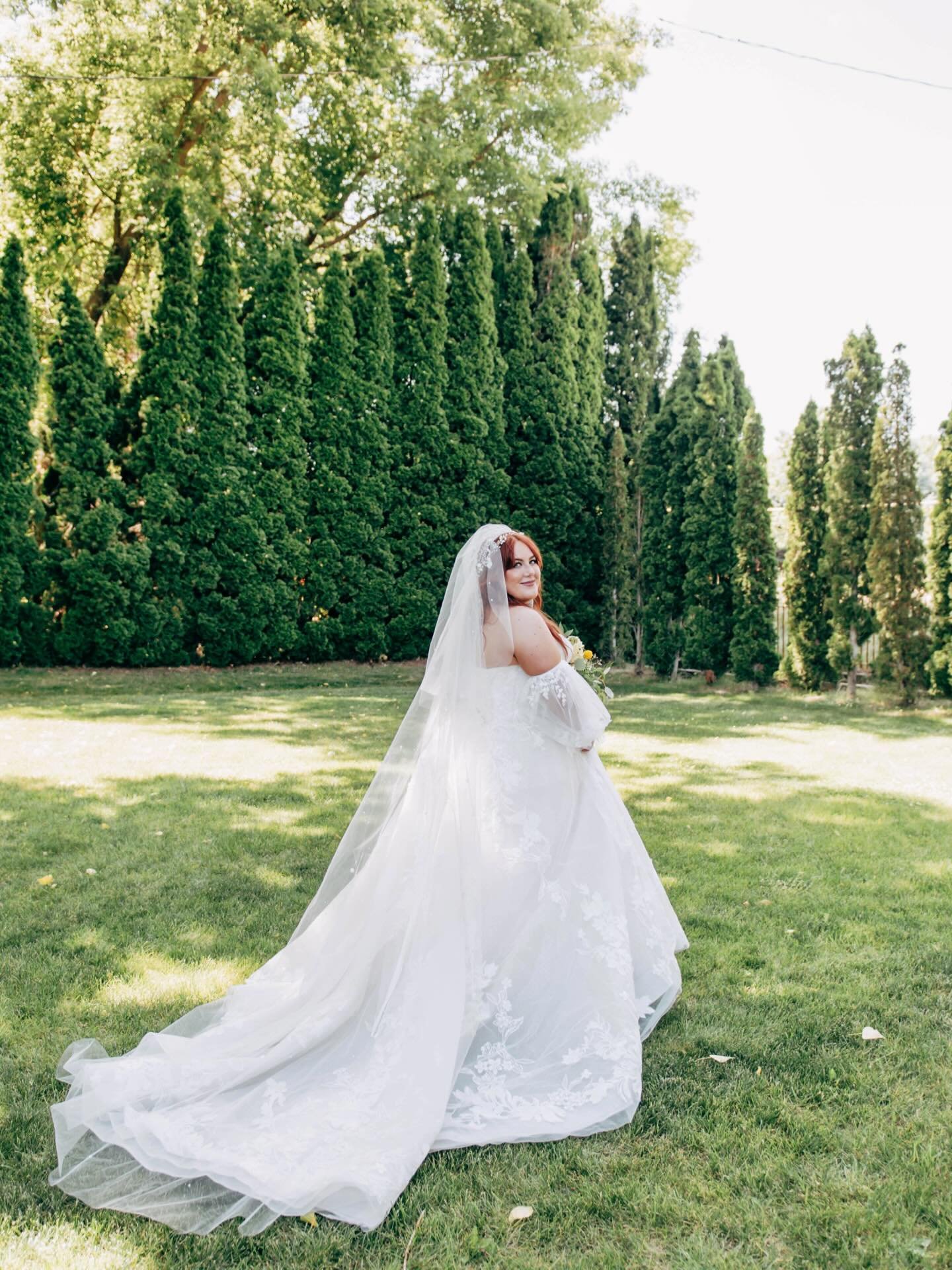 A moment for Noa&rsquo;s dress. The detail. The sparkles. The sleeves. The train. All of it was perfect. 🥹

Wedding season is in FULL swing. Weddings every weekend and shoots through the week! I&rsquo;m loving every minute of it. Getting to work so 