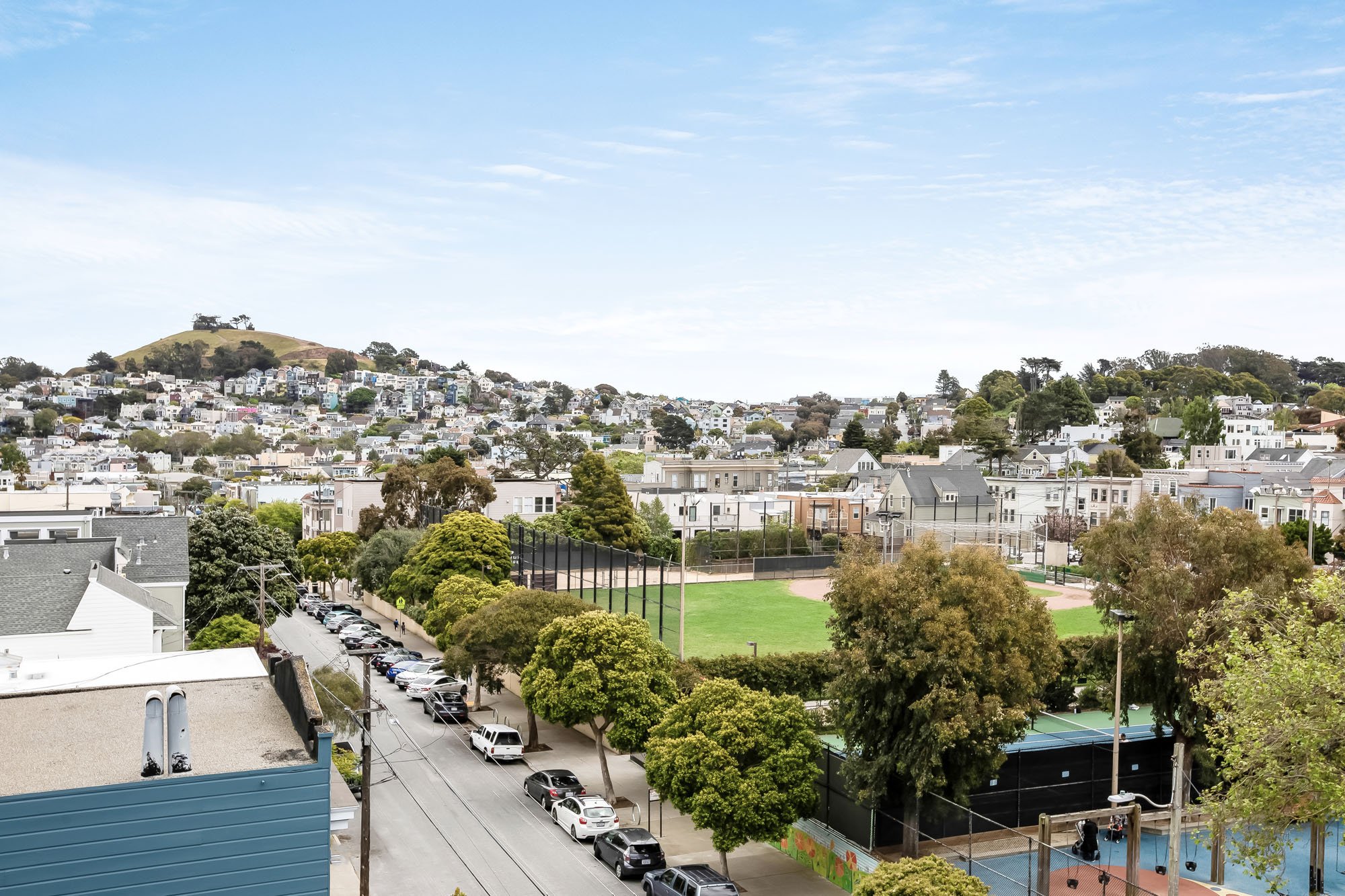 Scenic neighborhood view from 1647 Sanchez overlooking Noe Valley Courts park, local playgrounds, and the lush San Francisco hillsides.

1647 Sanchez - 87.jpg