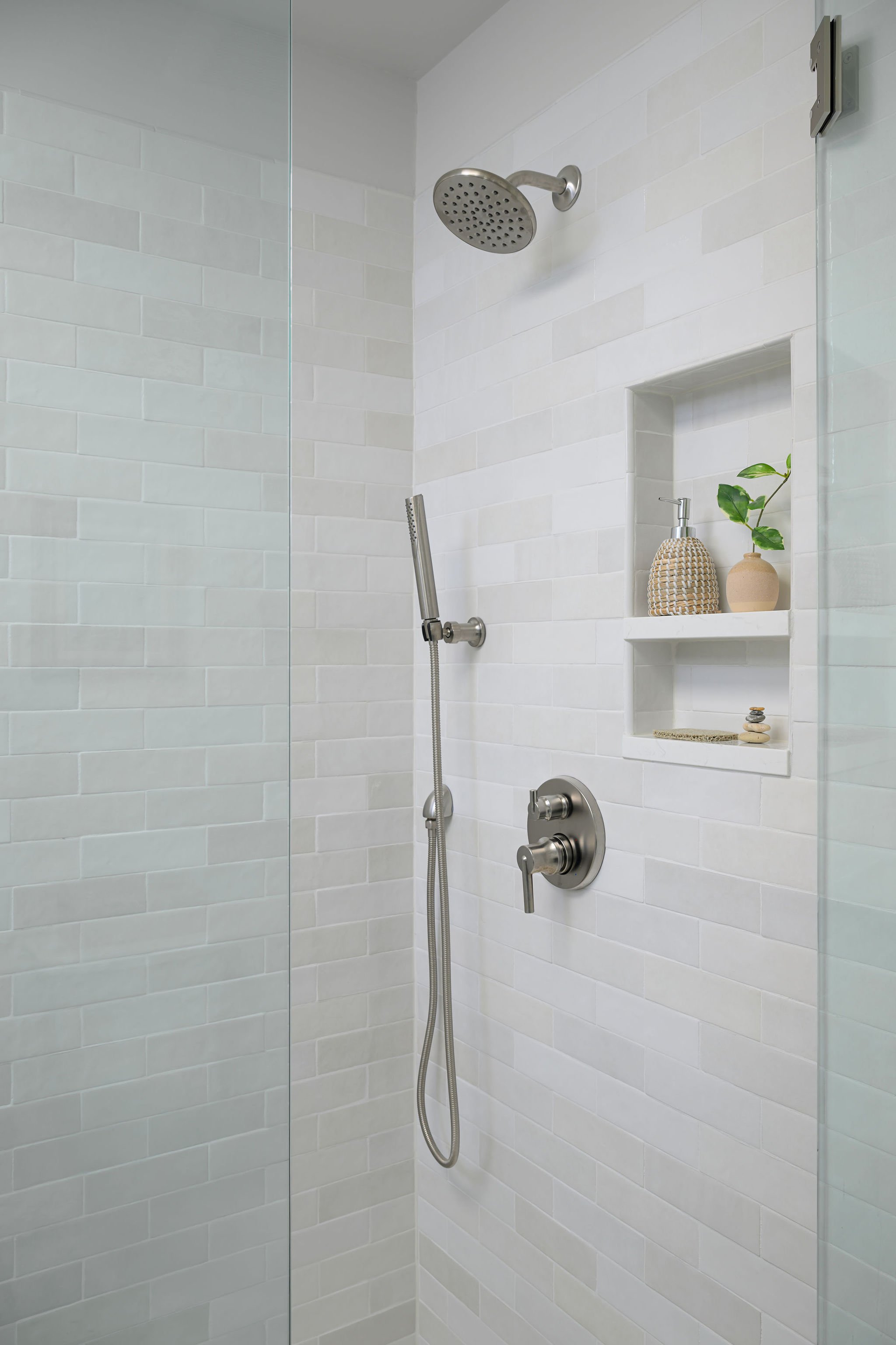UVDesigns_Raquetln_PrimaryBath_2.jpg
