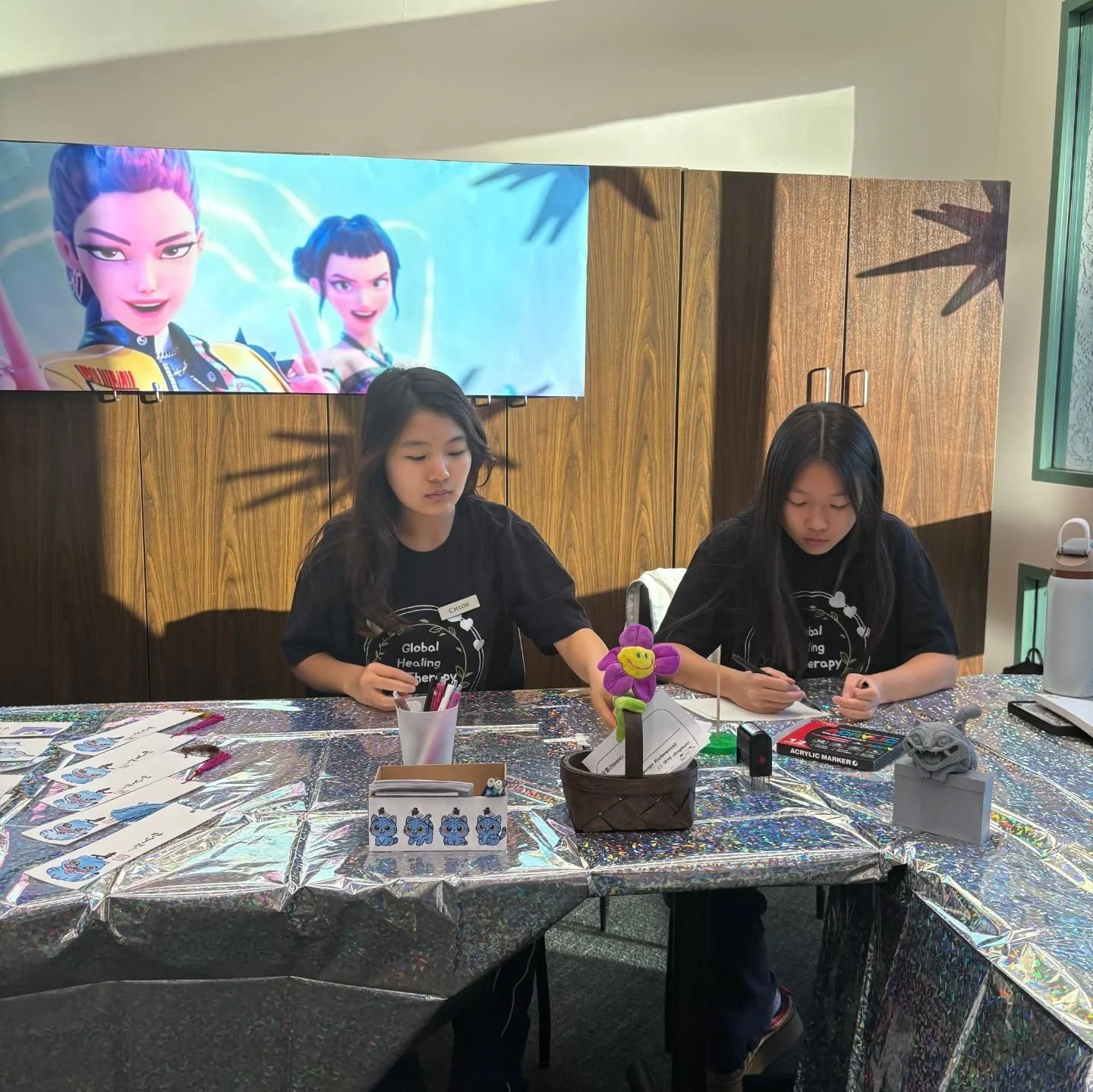 오늘 Irvine Heritage Park Library에서 진행된 맞춤형 북마크 만들기 행사 💙
직접 이름이 새겨진 북마크를 만들어 방문객들에게 따뜻한 마음을 전했습니다.
함께해 주신 모든 분들께 감사드립니다 ✨
작은 정성이 큰 감동이 되는 시간이었어요.

📍 Irvine Heritage Park Library
🗓️ 10월 15일 (수) 오후 5:30~7:30

#글로벌힐링아트테라피 #북마크이벤트 #IrvineLibrary #커뮤니티아트