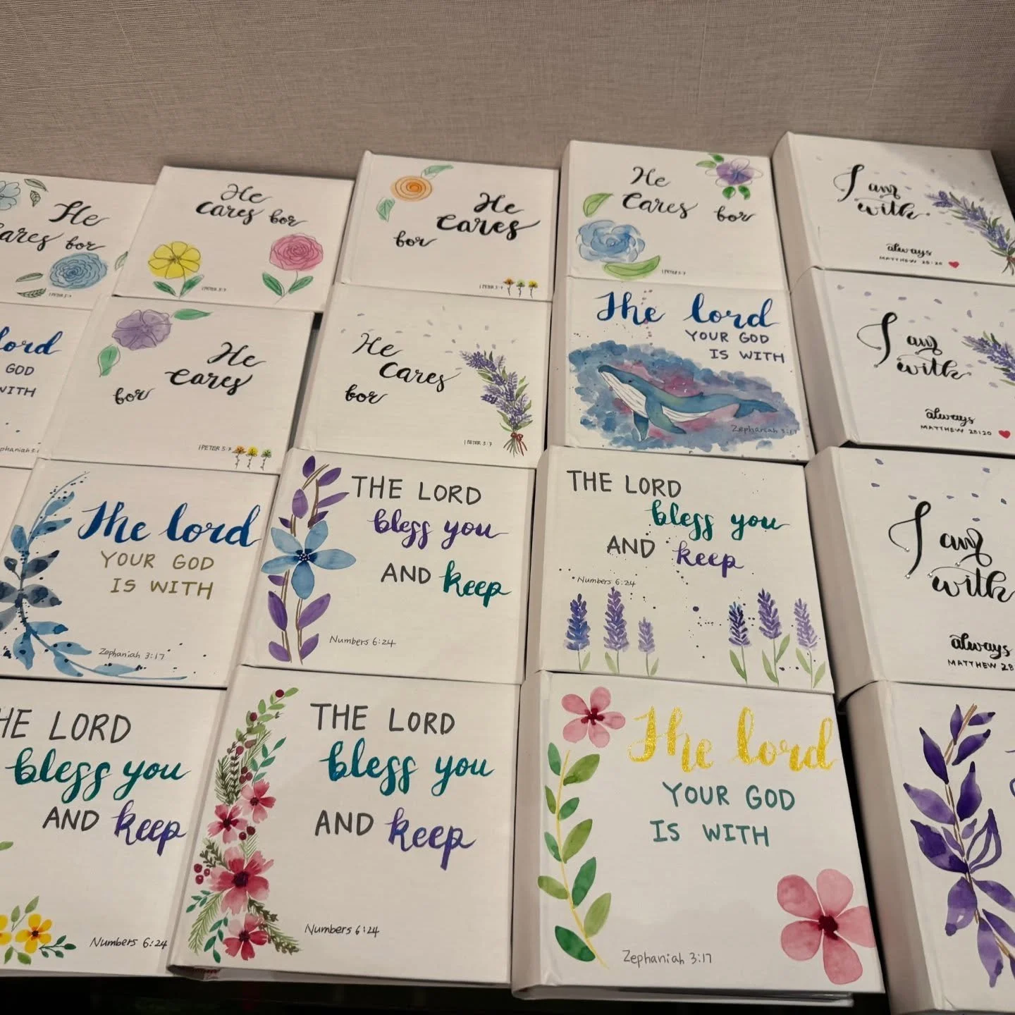 2025년 11월 29일 &quot;부에나팍 힐튼 호텔에서 진행된 &quot;.성경 세미나에서
스페셜 영문 캘리그라피 버스킹 ~
손수 만든 캔버스와 앨범 위에
그림과 캘리그라피, 그리고 각자의 이름을 담아 드렸던 이 시간은
예술과 섬김이 만나는 따뜻한 순간이었습니다.

함께 협력해 준 모든 팀원들의 수고에 깊이 감사드리며,
작품을 받아 가시는 분들의 환한 표정과 감동이
우리 모두에게 큰 기쁨이 되었습니다.

이 은혜로운 시간이
보시는 분들께도 