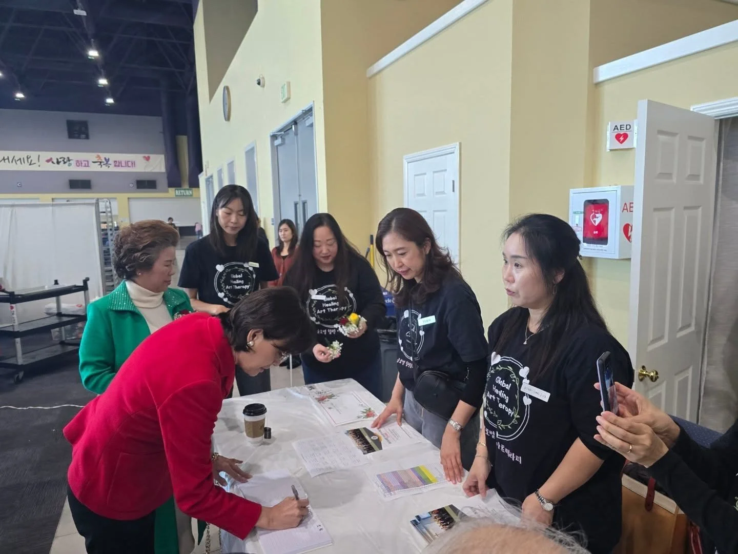 🌼지역사회 커뮤니티 봉사 🌼

OC 주요 리더들이 함께한 뜻깊은 모임에서
안내 &middot; 테이블 운영 &middot; 식사 지원 &middot; 자리 배치 등
행사 전반을 섬김의 마음으로 봉사했습니다.

보이지 않는 자리에서 질서를 세우고,
편안한 만남이 이루어질 수 있도록 함께해 주신
모든 봉사자분들께 진심으로 감사드립니다.

📍 **OC Leaders Gathering**
🗓 **12월 27일**
⏰ **오후 4시**

지역사회