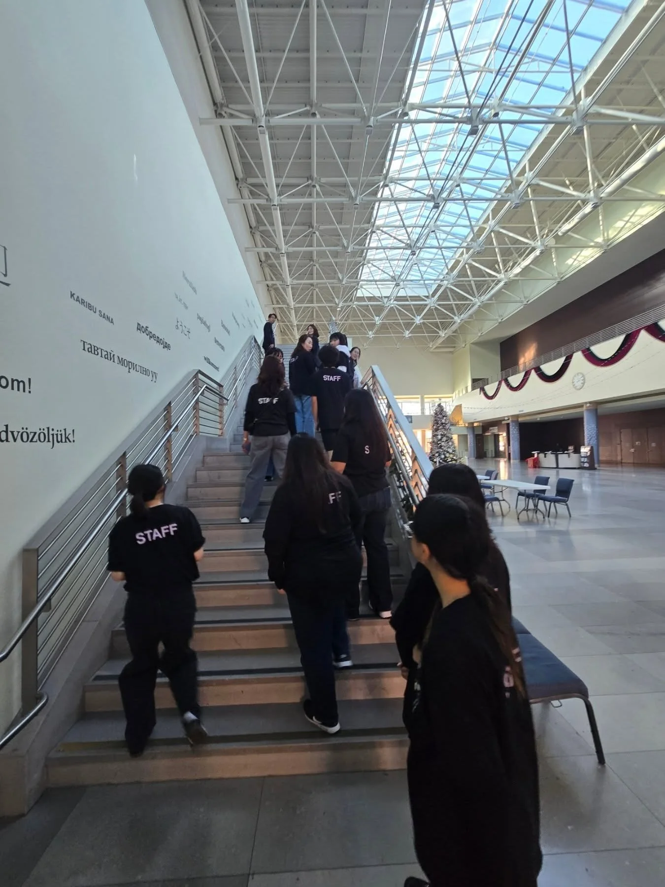 🌼지역사회 커뮤니티 봉사 🌼

OC 주요 리더들이 함께한 뜻깊은 모임에서
안내 &middot; 테이블 운영 &middot; 식사 지원 &middot; 자리 배치 등
행사 전반을 섬김의 마음으로 봉사했습니다.

보이지 않는 자리에서 질서를 세우고,
편안한 만남이 이루어질 수 있도록 함께해 주신
모든 봉사자분들께 진심으로 감사드립니다.

📍 **OC Leaders Gathering**
🗓 **12월 27일**
⏰ **오후 4시**

지역사회