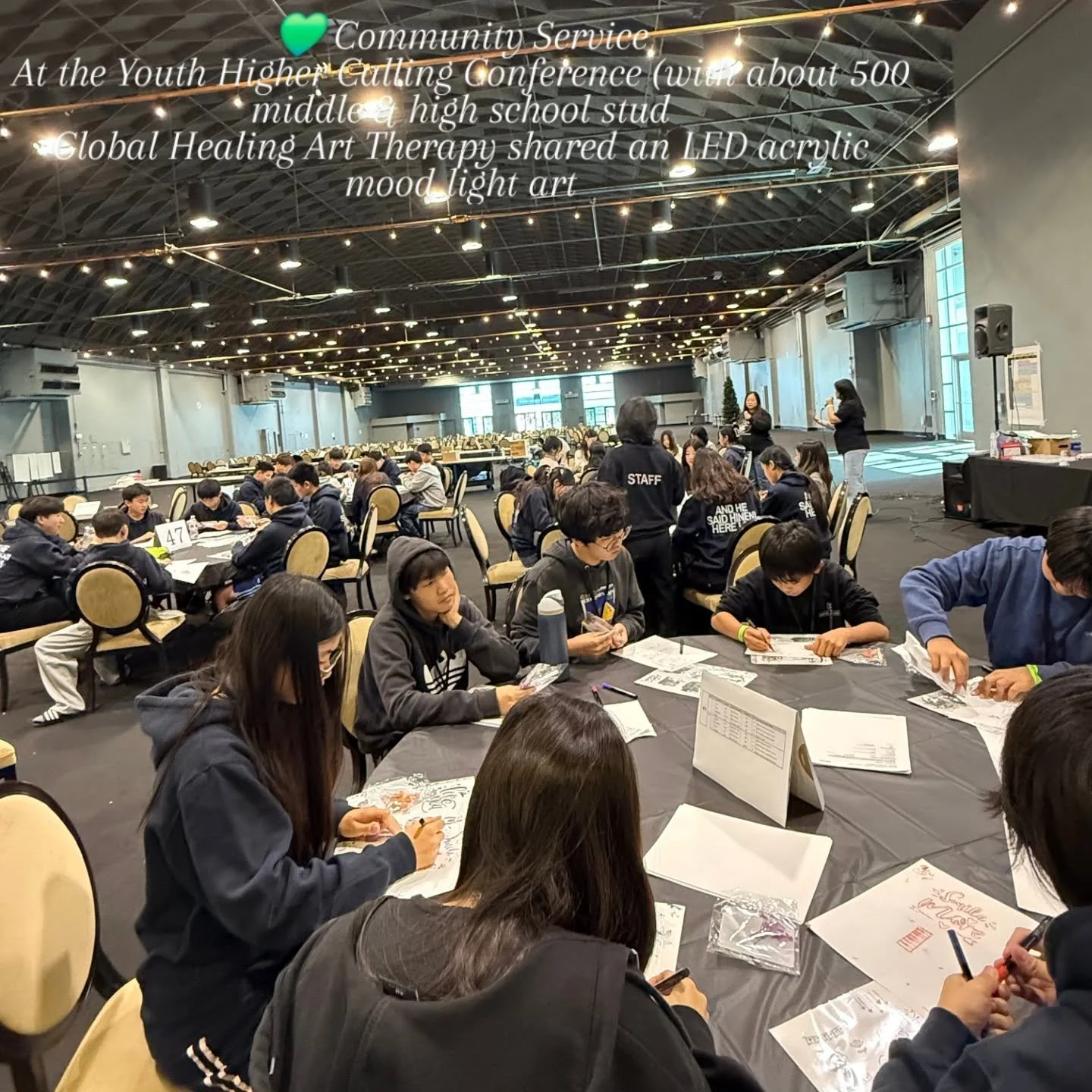 💚 Community Service
At the Youth Higher Calling Conference (with about 500 middle &amp; high school students),
Global Healing Art Therapy shared an LED acrylic mood light art class as a talent donation.
Seeing the bright smiles and focused faces of 
