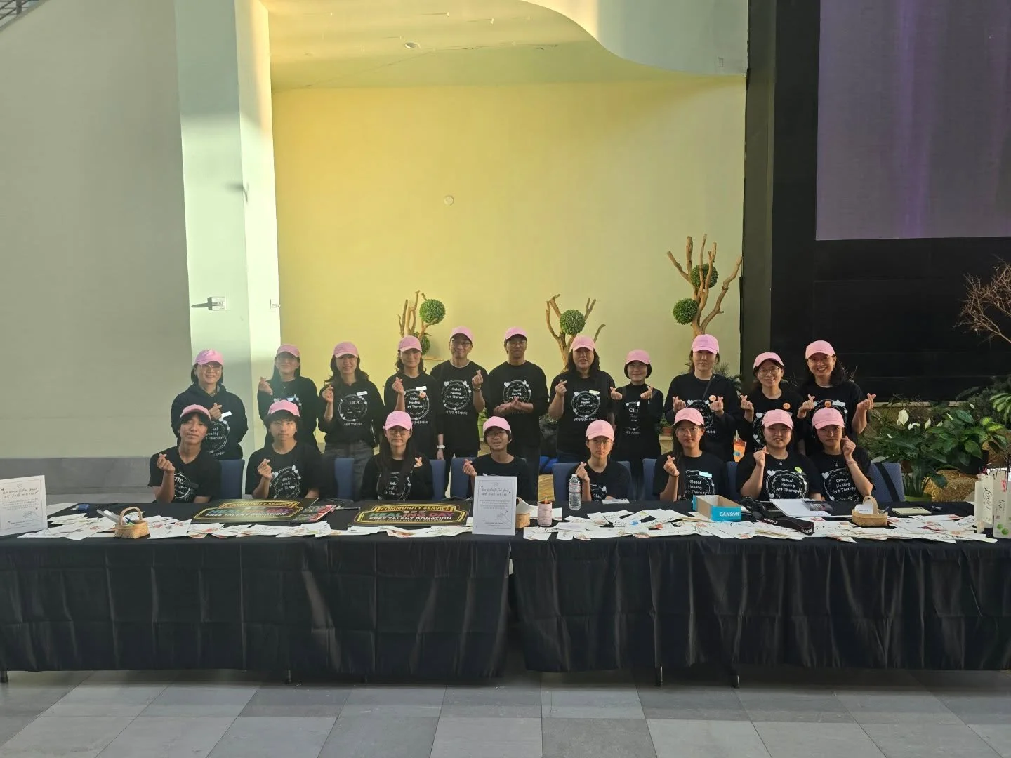 3일 동안 따뜻한 마음을 나누는 시간이었습니다 ✨
지역 사회 분들께 영문과 한글 캘리그라피를 정성껏 적어드리며,
작은 글씨 하나로도 마음이 전해질 수 있음을 다시 느꼈습니다.

받아가시는 미소 속에서
오히려 더 큰 힐링을 경험한 시간이었습니다 💛

#글로벌힐링아트테라피 #캘리그라피나눔 #커뮤니티서비스 #힐링아트 #감사 나눔의기쁨