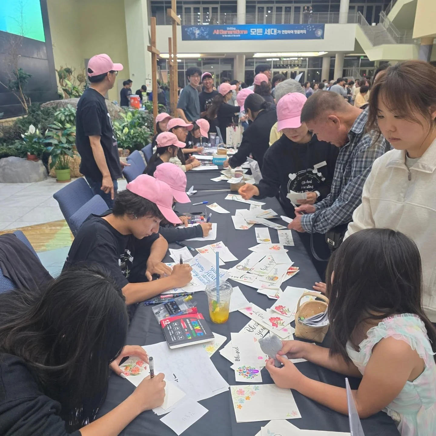 3일 동안 따뜻한 마음을 나누는 시간이었습니다 ✨
지역 사회 분들께 영문과 한글 캘리그라피를 정성껏 적어드리며,
작은 글씨 하나로도 마음이 전해질 수 있음을 다시 느꼈습니다.

받아가시는 미소 속에서
오히려 더 큰 힐링을 경험한 시간이었습니다 💛

#글로벌힐링아트테라피 #캘리그라피나눔 #커뮤니티서비스 #힐링아트 #감사 나눔의기쁨