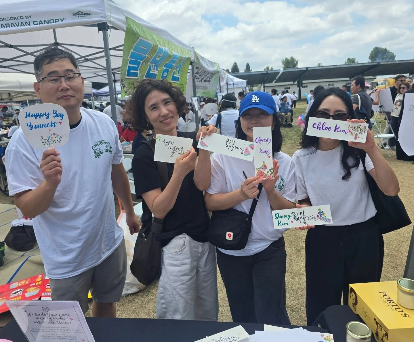 오늘 글로벌 힐링 아트테라피에서는 사랑을 나누는 뜻깊은 시간을 보냈습니다 💕
Love Festival 현장에서 캘리그라피, 페이스페인팅 등 아트 봉사로 함께하며 많은 분들과 따뜻한 마음을 나눌 수 있어 감사한 하루였습니다.
작은 손길이 누군가에게 웃음과 위로가 되길 바랍니다 ✨

#글로벌힐링아트테라피 #LoveFestival #아트봉사 #캘리그라피 #페이스페인팅 힐링아트 봉사활동 나눔의기쁨 BuenaPark HealingArt ArtThera