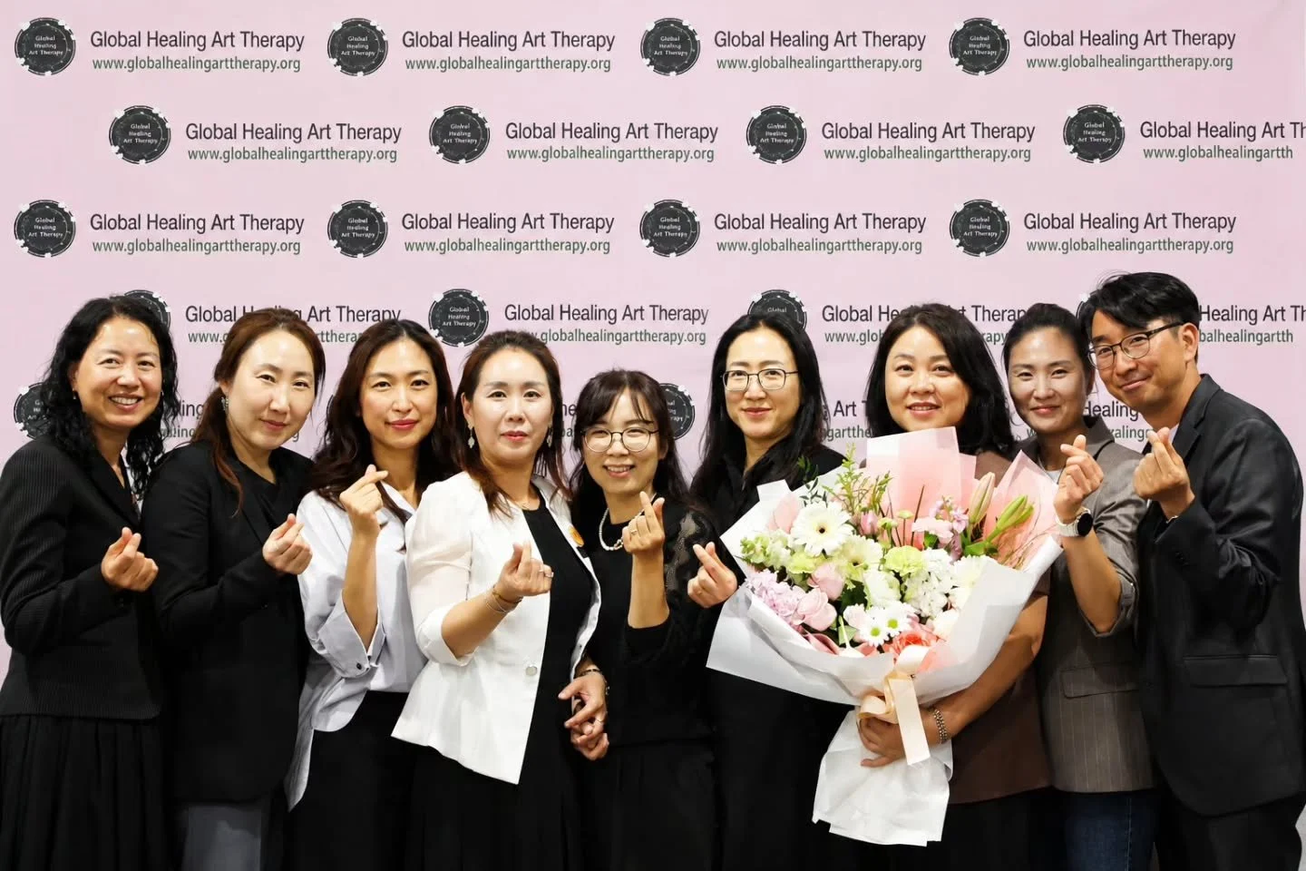 🌸함께해 주신 모든 임원분들께 진심으로 감사드립니다.

보이지 않는 곳에서의 섬김과 헌신,
따뜻한 마음과 수고 덕분에
이번 행사와 시상식이 더욱 빛날 수 있었습니다. ✨

한 사람 한 사람의 사랑과 열정이 모여
다음 세대를 세우는 아름다운 시간이 되었습니다.

Global Healing Art Therapy와 함께
늘 든든하게 동역해 주셔서 감사합니다. 💖

#감사합니다 #임원진 #함께하는마음 #GlobalHealingArtTherapy #