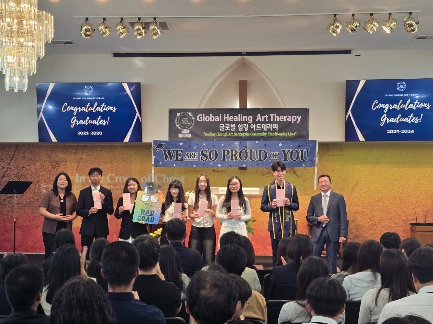 ✨12학년들, 대학생 인턴! 졸업 축하합니다!
2026년 5월 17일,
함께 웃고 함께 축하하며
서로의 꿈을 응원했던 특별한 순간 💙

수많은 노력과 열정이 모여
빛나는 시상식의 무대를 만들었습니다.
다음 세대를 세우고, 함께 성장하는
Global Healing Art Therapy 🌎✨

모든 학생들과 부모님, 스태프분들께
진심으로 감사드립니다.

&ldquo;Honoring Courage, Gratitude, and the Next Ge