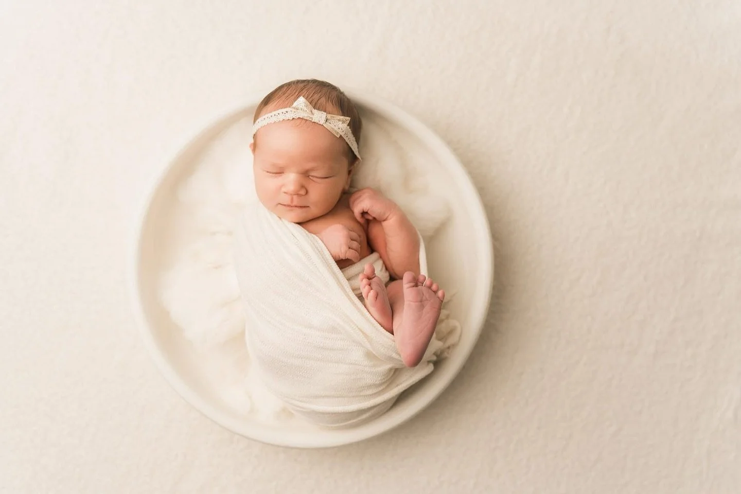 Eila is ✨simply perfect✨
.
#newbornsession #newbornphotography #newbornphotographer #newborngirl  #studionewborn #fargonewbornphotographer