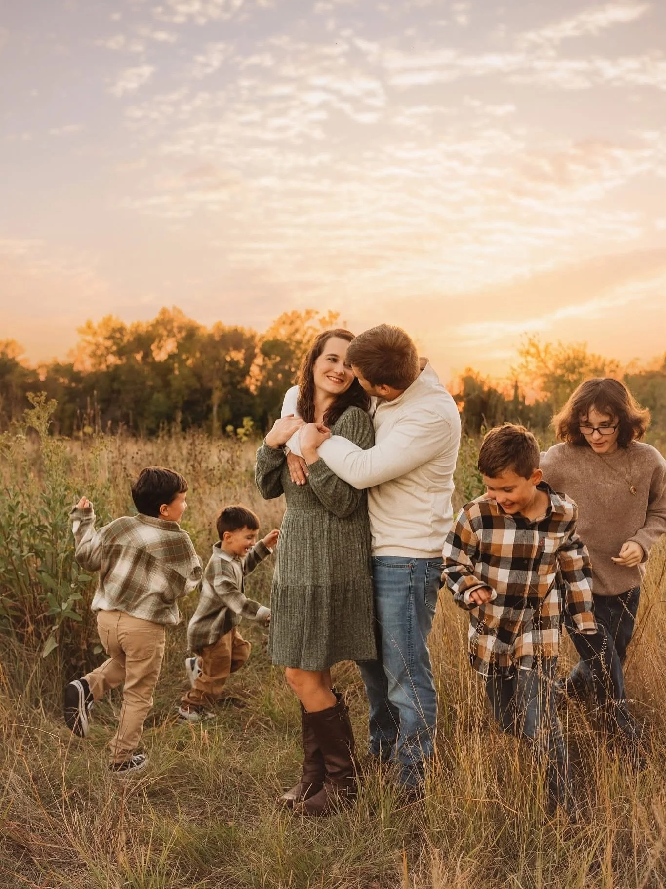 🍁 𝕄𝕠𝕣𝕜𝕖𝕟 𝔽𝕒𝕞𝕚𝕝𝕪 🍁
I have no words, this family is just absolutely perfect ❤️
. 
#familyportraits #fallphotos #familyportraitsession #fargophotographer #midwestphotographer #goldenhour #GoldenHourMagic #goldenhourphotography #lifestylefa