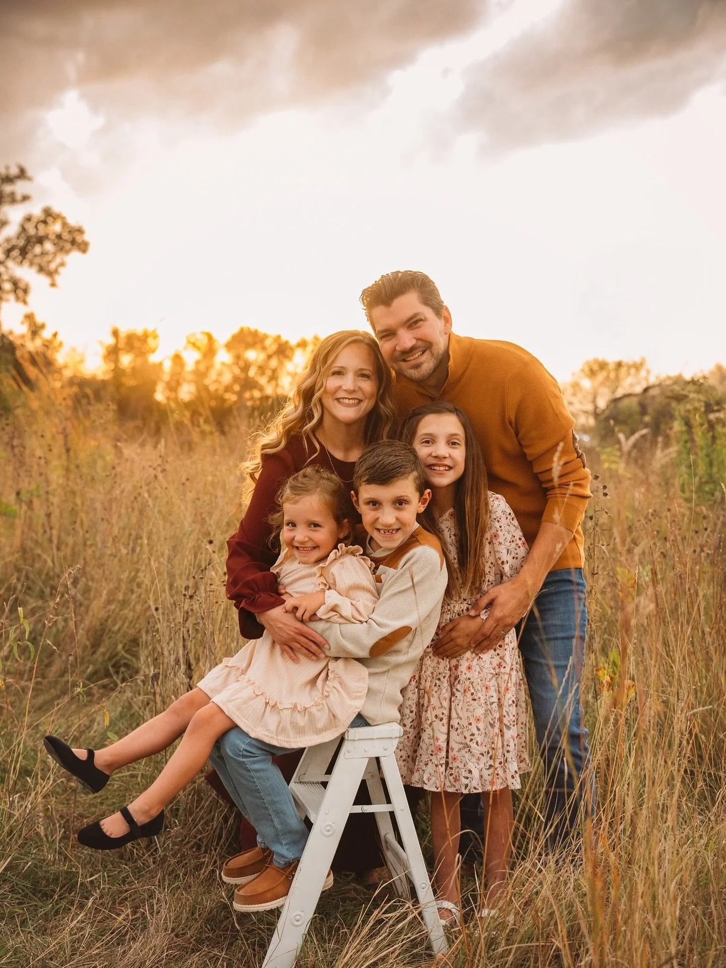 Dramatic clouds, golden hour glow &amp; just the perfect amount of wind. This family session was dreamy ❤️
.
#familyphotos #familyportraits #familyportraitphotographer #familyportraitphotography #fallphotos #fargophotographer #midwestphotographer