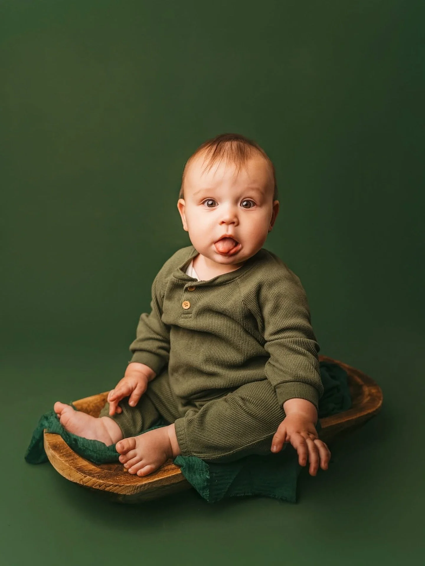 Would you believe me if I told you I was balancing a space heater on my head when I took this one? Because I totally was 😂
Just know that if you book me, you need to mentally prepare yourself for the fact that I will do literally anything to get you