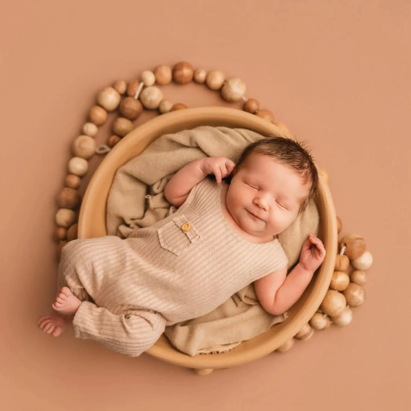 Between that perfectly round face, that full head of hair, &amp; the subtle smile: this is probably my favorite newborn photo ever 😍🥰
🤎 Toasted bowl &amp; seamless from @newbornnerds
.
#newborn #newbornphotography #newbornphotographer #fargonewbor