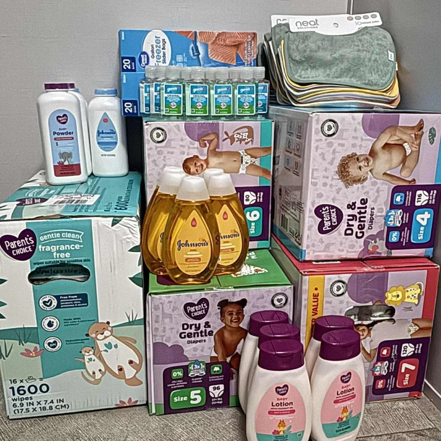 ❤️ We'd like to thank the awesome person who donated this huge pile of diapers and baby supplies to Blue Skies today! These items will make a massive number of our "baby boxes" that we give to families in need. ❤️ 

If this program is somet