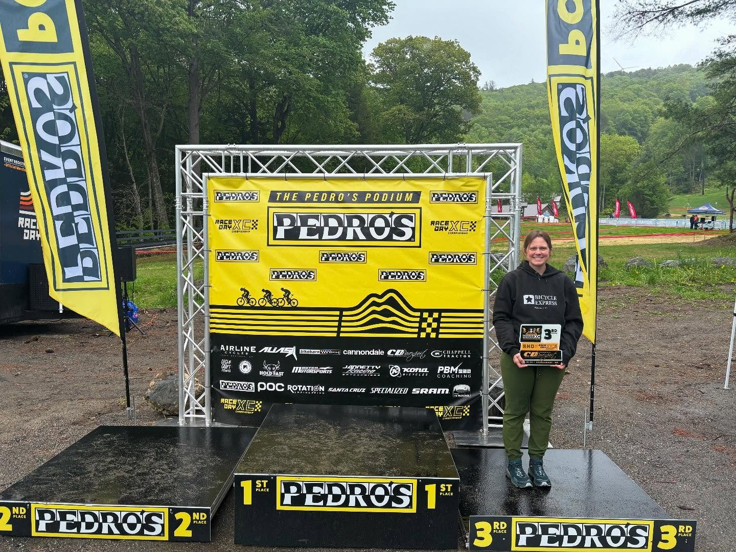 Congratulations Alisha on 3rd 🥉 at Thunder Mountain. Super fun classic rainy New England XC @racedayxc. Alisha, Matt and Ezra “soaked” 🌧️ up all the fun on a world class course.
In true Team First spirit, Alisha gave up her podium mom