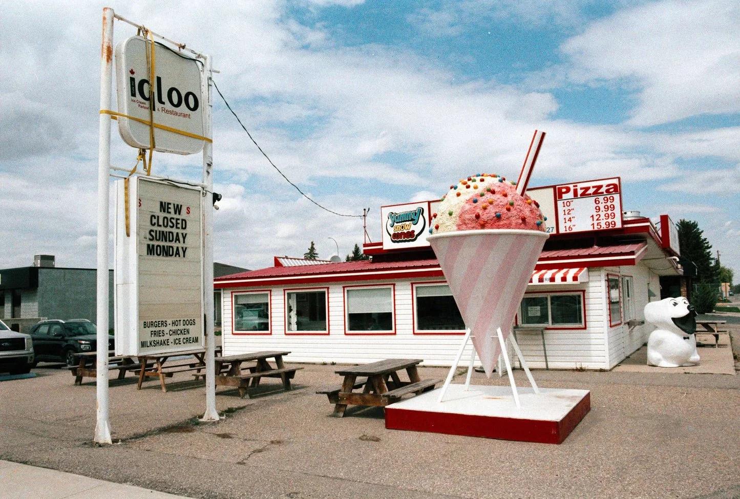 igloo-ice-cream-shop-pizza-sign-summer-scenery-colorful-exterior-photo.jpg