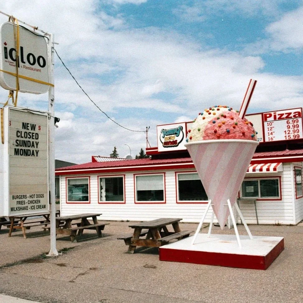 igloo-ice-cream-shop-pizza-sign-summer-scenery-colorful-exterior-photo.jpg