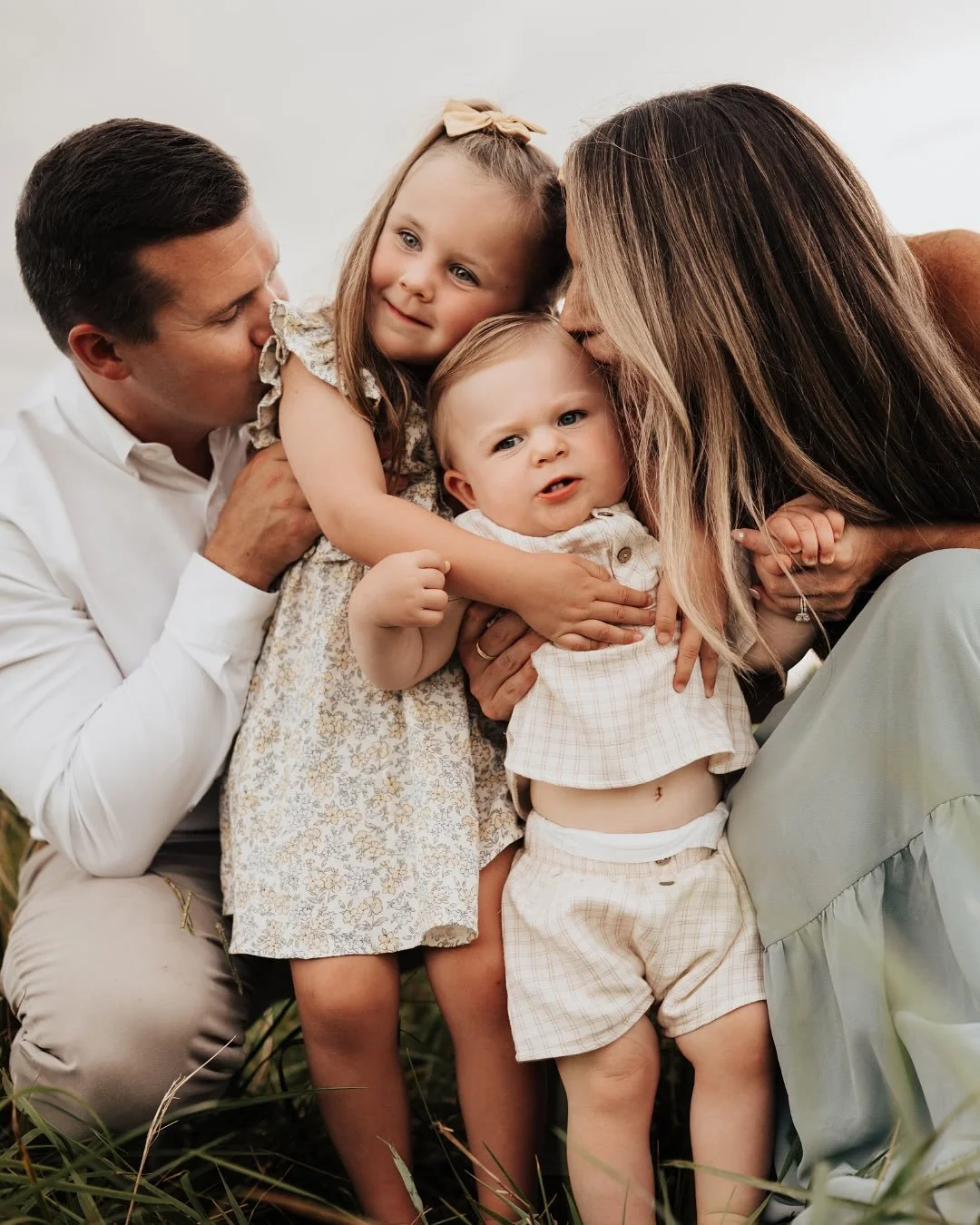 This sweet fam — all about the love and going with the flow. We squeezed this session in just before the rain came, and I’m so glad we didn’t cancel. We made magic in just 30 minutes, and I’m obsessed with what we got. 💛
Thi