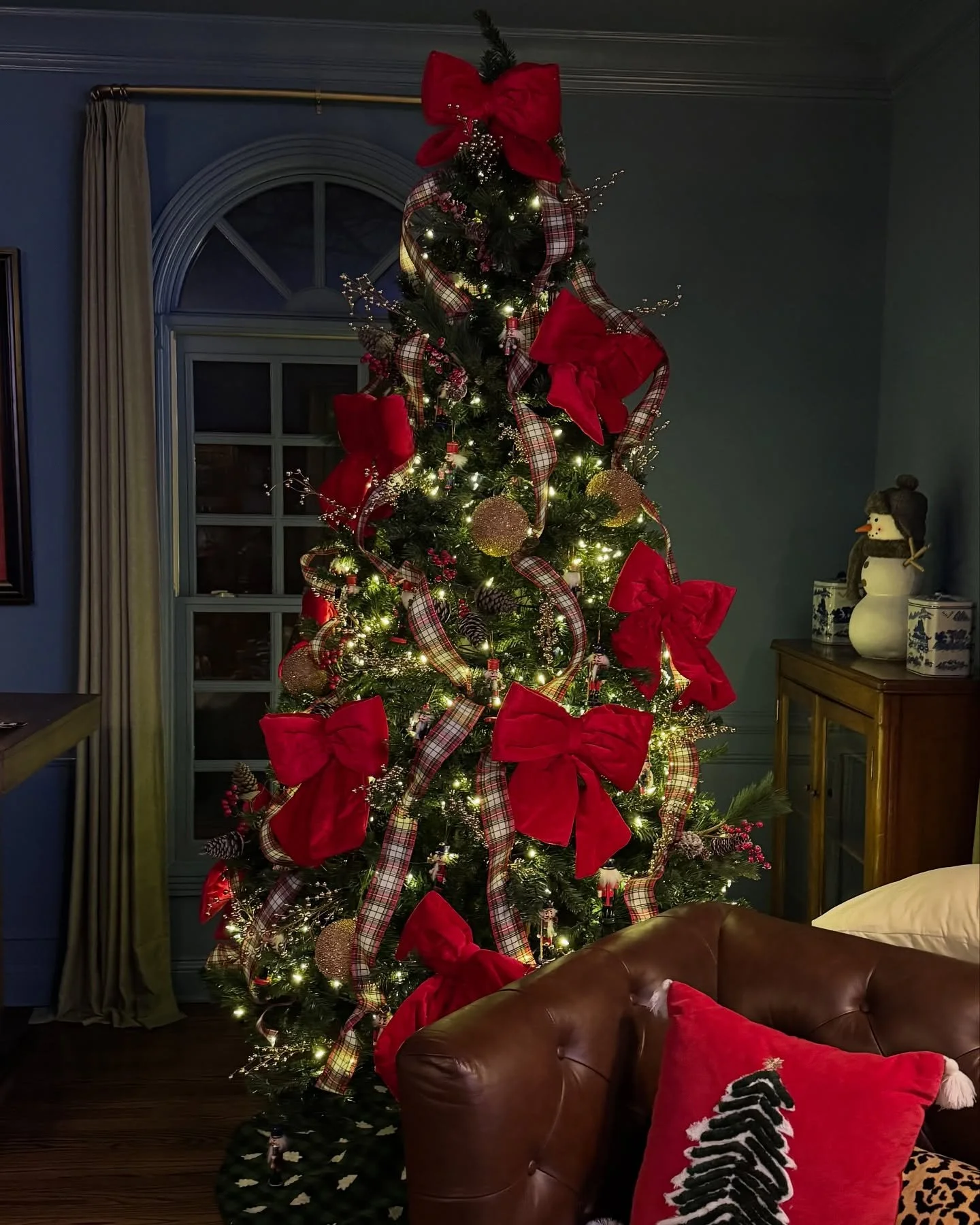 Holiday magic, handled. ✨

This season, let Method Moving elevate your home with white-glove Christmas decorating using your cherished pieces, and adding curated new d&eacute;cor wherever needed.

From elegant tree styling to full-home holiday transf