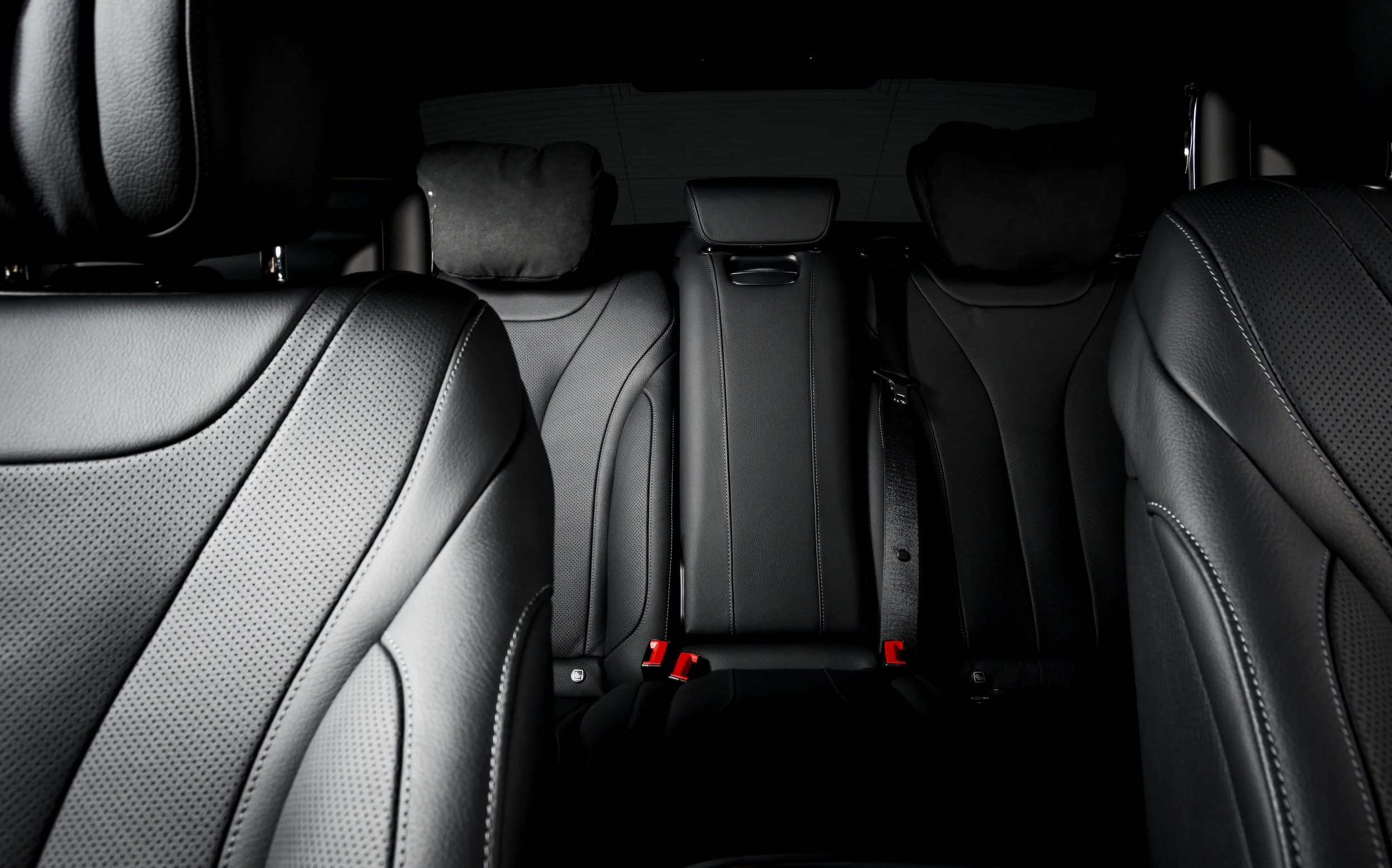 back-passenger-seats-in-modern-luxury-car-2025-01-10-15-04-36-utc.jpg