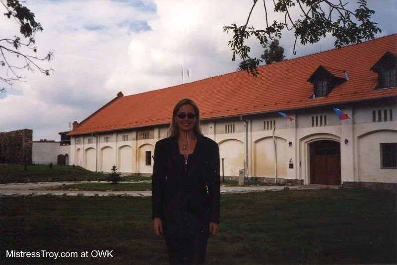 Mistress Troy in front of the Long House at OWK, September 2000