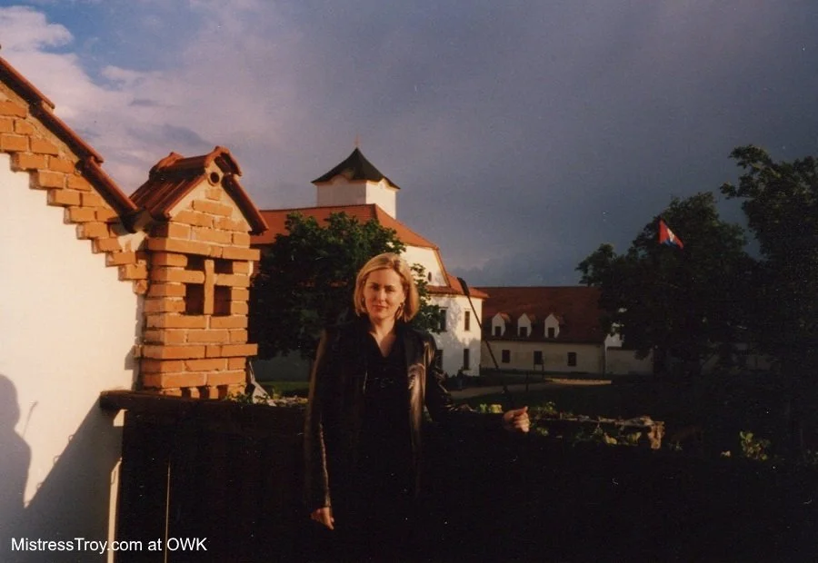 Mistress Troy on balcony of the Long House at OWK, June 2001