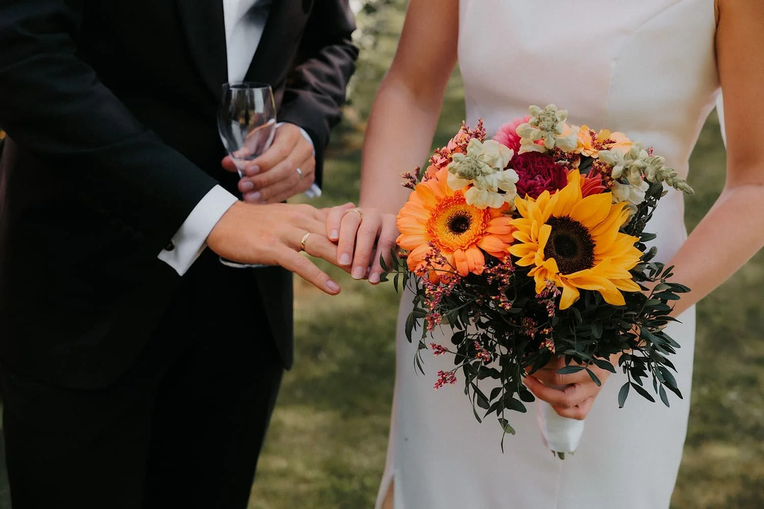 Nærbilde av ringer og bukett fra en bryllupsfotografering på Grøsand gjestegård i Sætre.