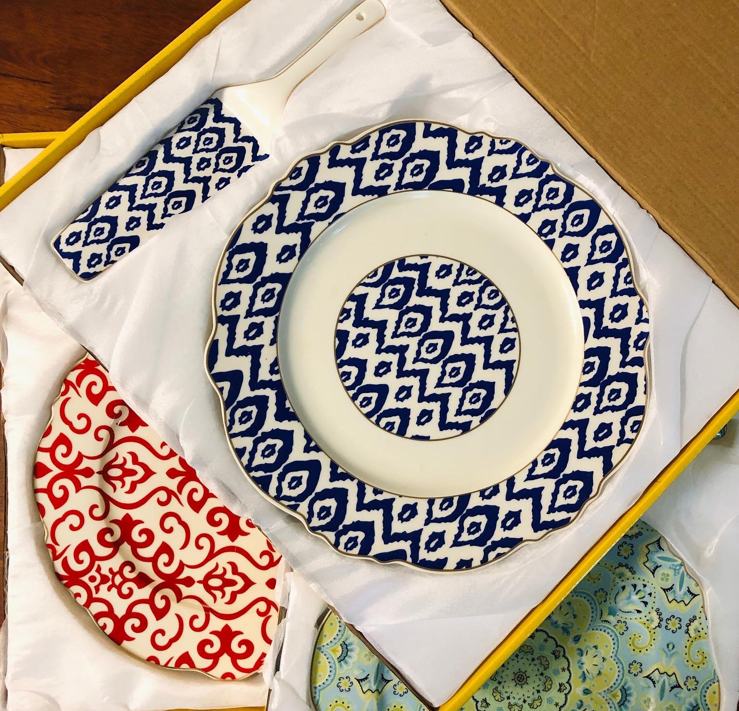Elegant Ceramic Dessert Plate with Matching Server &mdash; This matching set isn&rsquo;t just for serving sweets, it&rsquo;s a statement piece that brings quiet sophistication to any space. 

Whether you&rsquo;re plating cakes, presenting fruits, or 