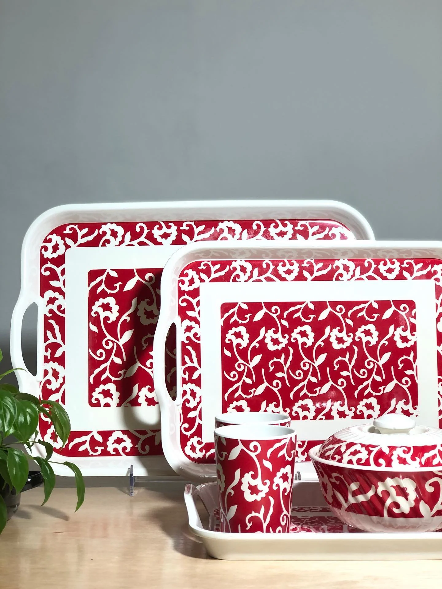✨ Tray melamine corak merah putih ni datang dengan 3 size – kecil, sederhana & besar! 🥰
Ringan, tahan lasak & confirm buat hidangan nampak lebih eksklusif.
Sesuai untuk rumah, majlis atau hadiah! 🎁. #langkawi #homeware #dutyfree #mela