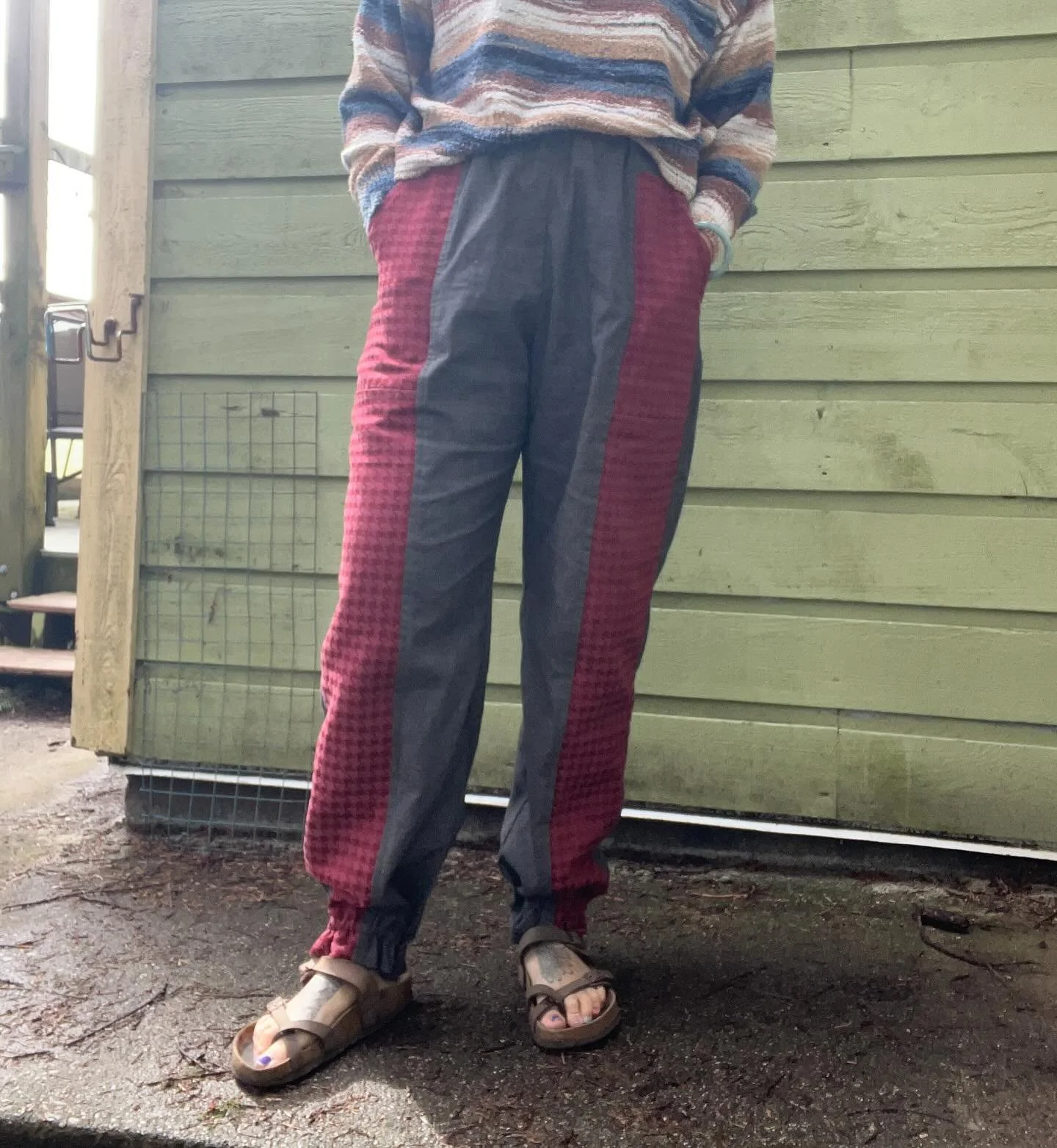 Fancy pants! I&rsquo;ve been picturing this since I picked up the maroon table runners from the thrift store sometime last year&hellip; so it was quite satisfying to turn the vision into reality! 

The rest is Christmas chambray that Matt sneakily pi