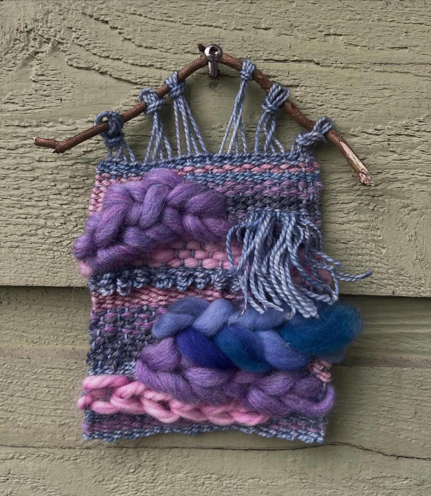 Feeling like I&rsquo;m finding my groove with these abstract weavings - really enjoying the flow and play ✨

The floofy sumac stitches making more appearances, and a new addition of this textural fringe on the right! Which only occurred to me when I 