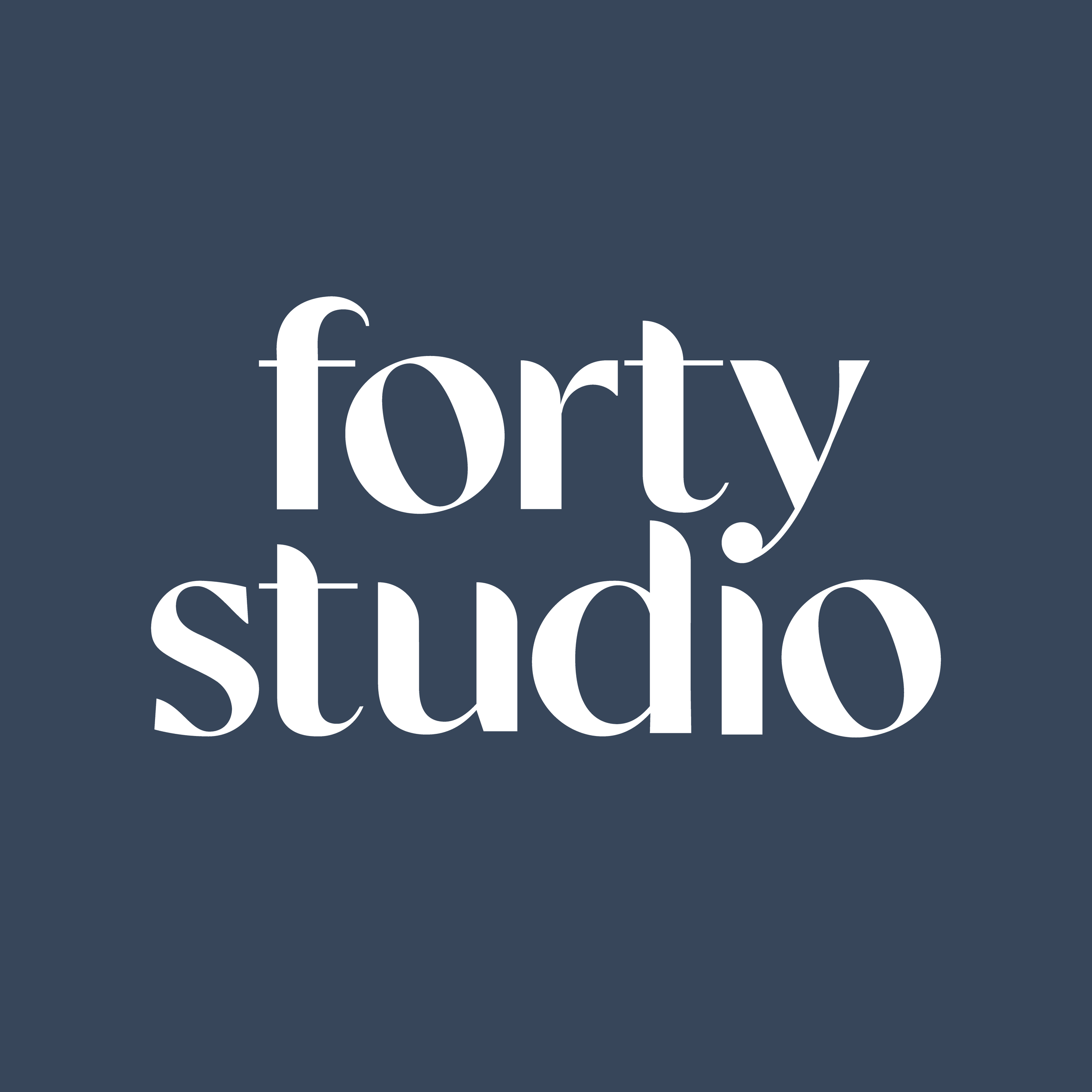 Logo de Forty Studio avec texte blanc sur fond gris foncé.
