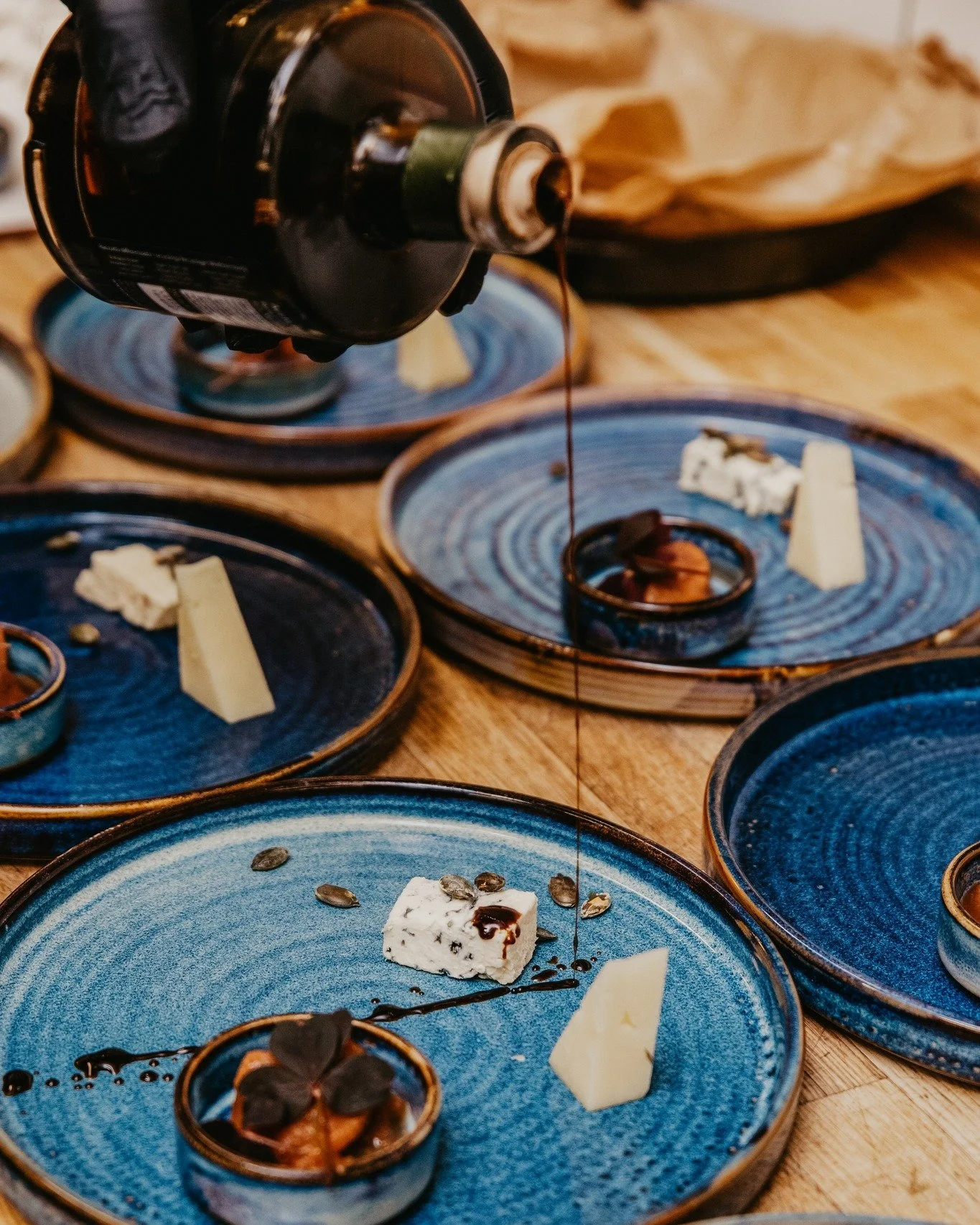 Varje tallrik, varje glas vin, varje stund är noga utformad för att ge dig en upplevelse som skiljer sig från vardagen. Vi blandar smaker, dofter och detaljer och strävar efter att skapa en måltid du minns. Kom hit, sä