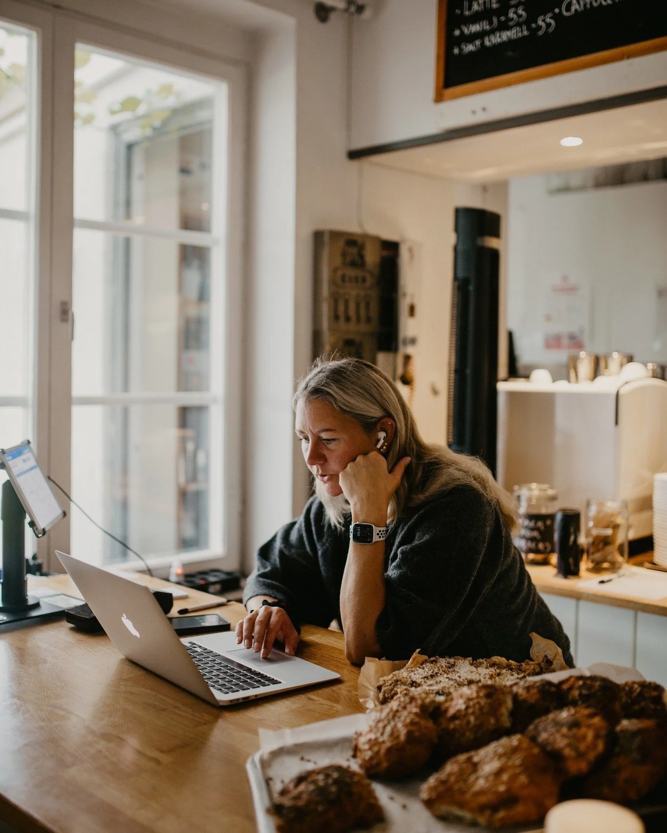 Bakom varje glas vin och varje dukad tallrik på Ivögården ligger timmar av omsorg och hårt  arbete. Från de tidiga morgnarna när daggen fortfarande ligger på rankorna, till kvällens sista sken från k