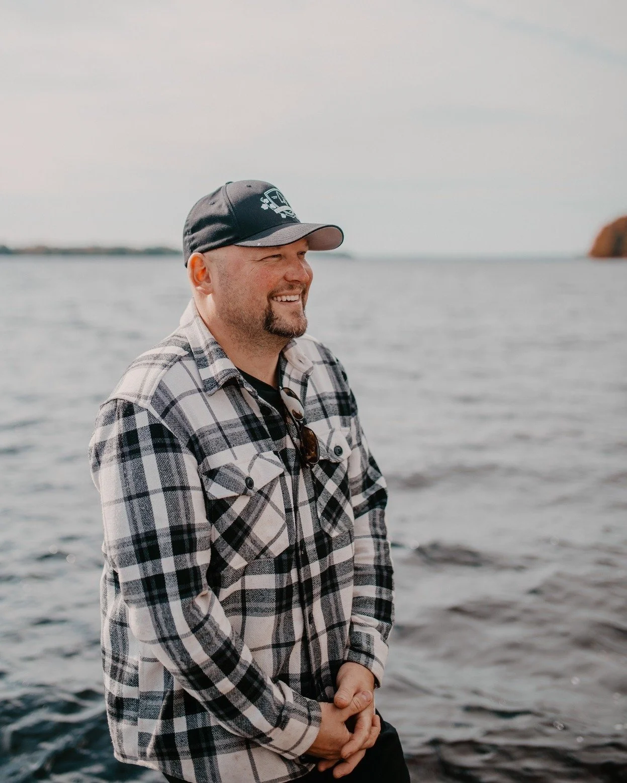 Ivö är magisk året runt. När höstens färger speglas i vattnet och vintern sveper sitt tysta ljus över ön, blir varje promenad en liten upptäcktsfärd. Naturen är rå, vacker och fylld av sti