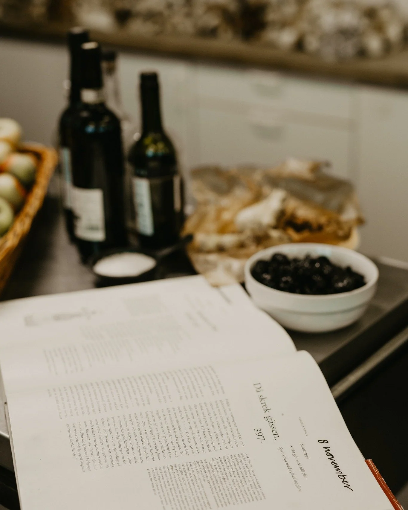 N&auml;r m&ouml;rkret s&auml;nker sig &ouml;ver sj&ouml;n och l&ouml;ven lagt sig som guld p&aring; grusv&auml;gen upp mot Iv&ouml;g&aring;rden, doftar det av g&aring;s, &auml;pplen och nymald krydda i k&ouml;ket. Det &auml;r tiden p&aring; &aring;re