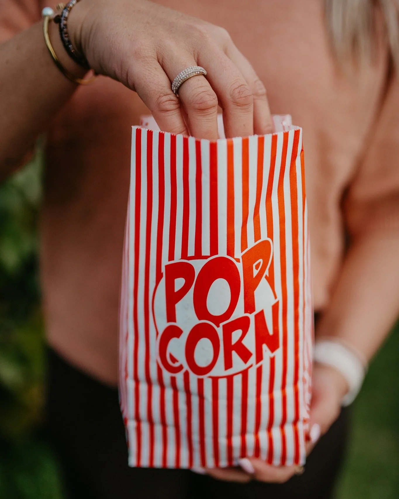 Imorgon f&aring;r alla pappor  luta sig tillbaka och njuta medan vi st&aring;r f&ouml;r maten! Saftiga burgare, klassiska favoriter och v&aring;ra egna Iv&ouml;g&aring;rden-tillbeh&ouml;r som g&ouml;r hela skillnaden. Ses vi? 🤎🍿