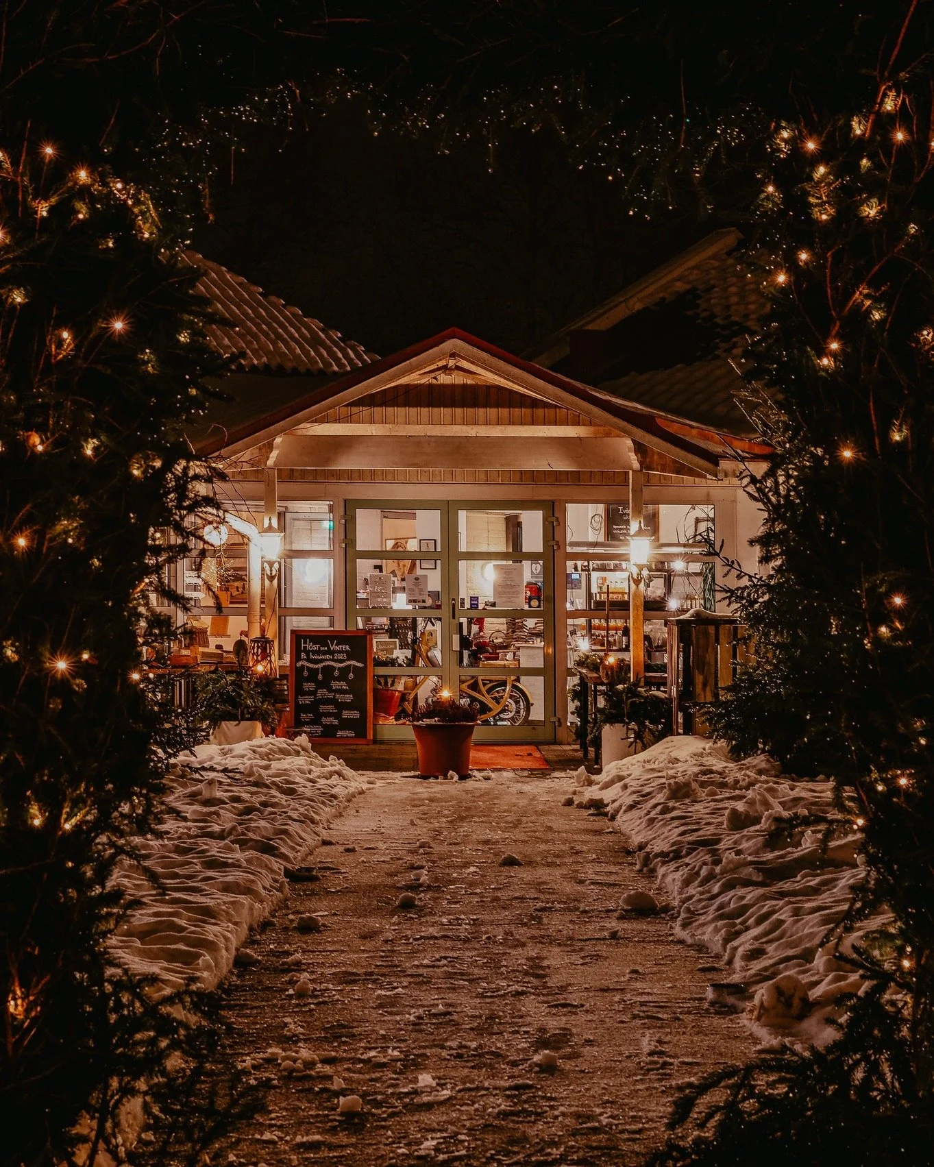 Mitt i alla bestyr kring g&aring;sen b&ouml;rjar julst&auml;mningen smyga sig p&aring; och h&auml;r p&aring; Iv&ouml;g&aring;rden b&ouml;rjar v&aring;ra planer f&ouml;r julmarknaden ta form.
I &aring;r m&ouml;ts du av v&auml;rme, dofter och m&auml;nn