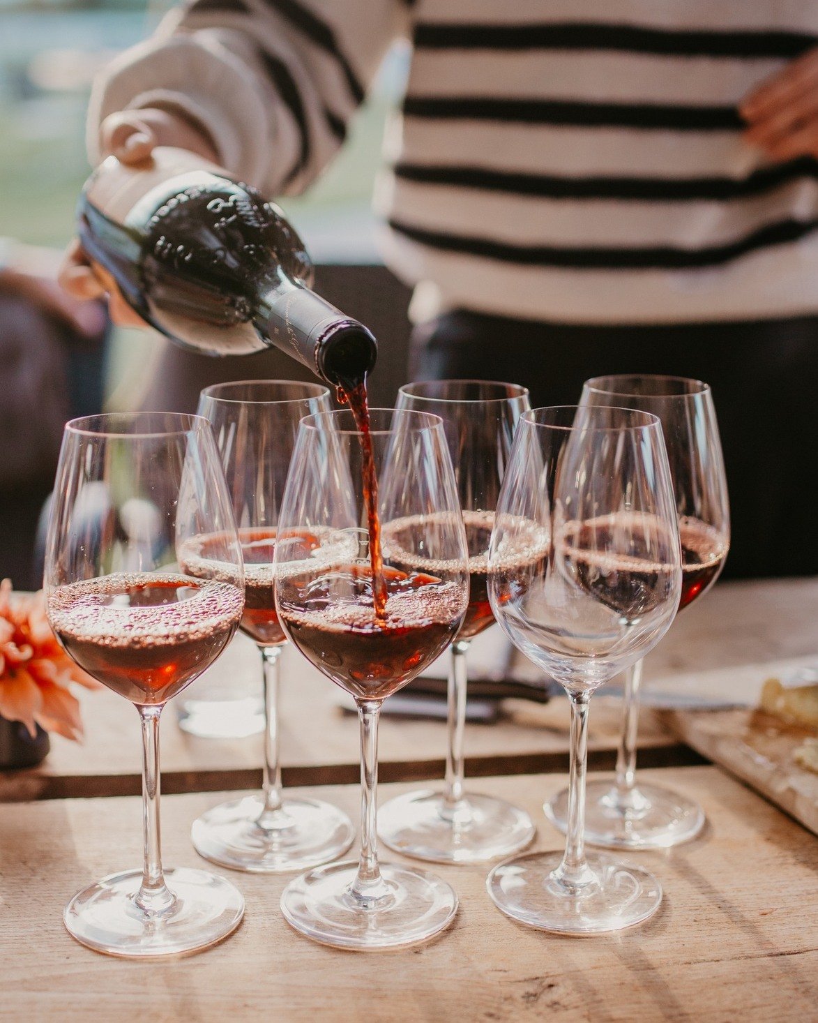 P&aring; Iv&ouml;g&aring;rden handlar vin i f&ouml;rsta hand om k&auml;nsla &ndash; om samtalen som v&auml;xer fram &ouml;ver ett glas. H&auml;r blir middagen l&aring;ng och kv&auml;llen l&auml;ngre, fylld av smaker, historier och m&auml;nniskor som 