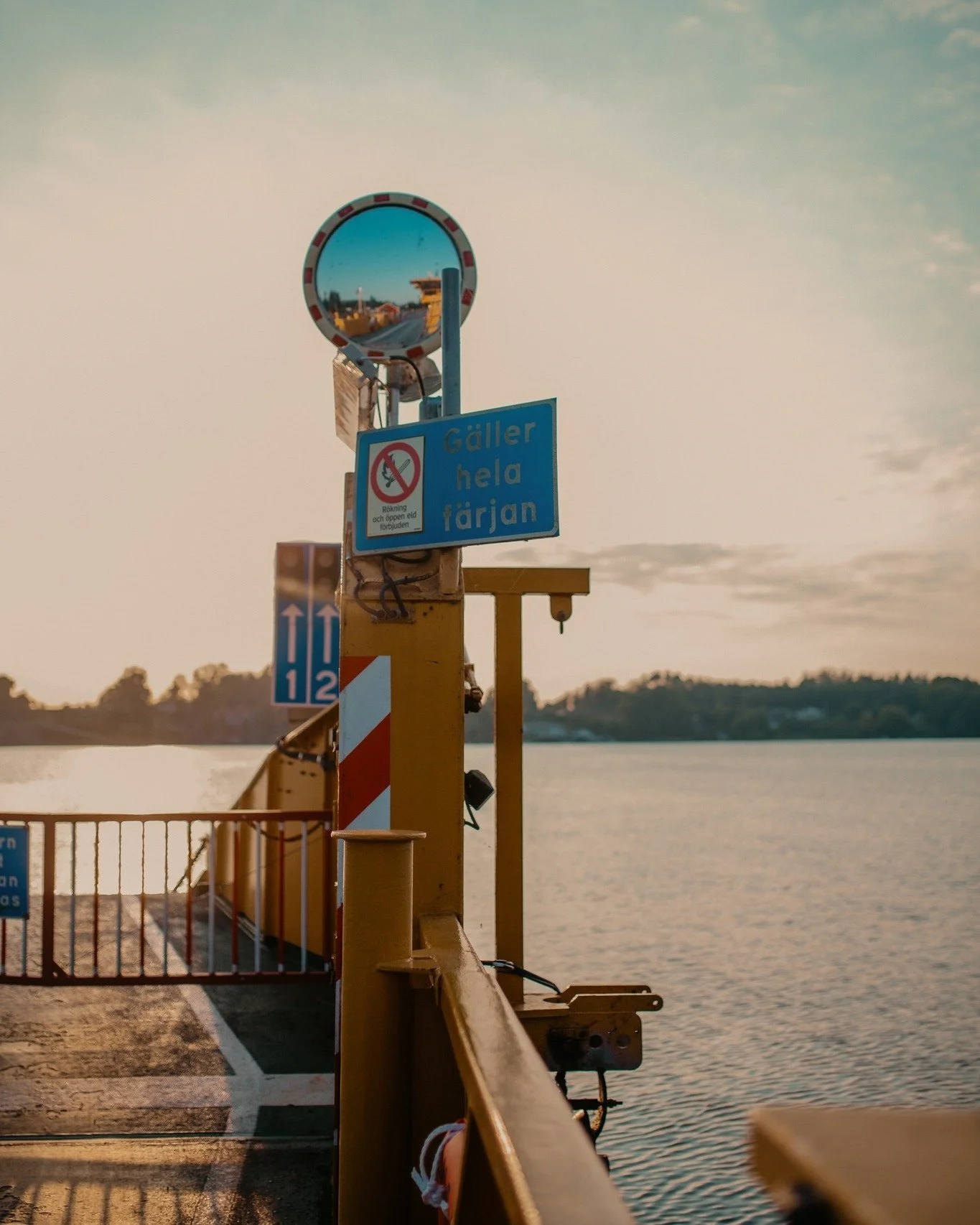 H&auml;r tystnar v&auml;rlden f&ouml;r en stund. Du vaknar till ljudet av vinden i tr&auml;den, inte till notiser. Kaffet doftar starkt, golven knarrar och brasan sprakar som ett l&aring;ngsamt l&ouml;fte om lugn. Vila &auml;r inte ett avbrott &ndash